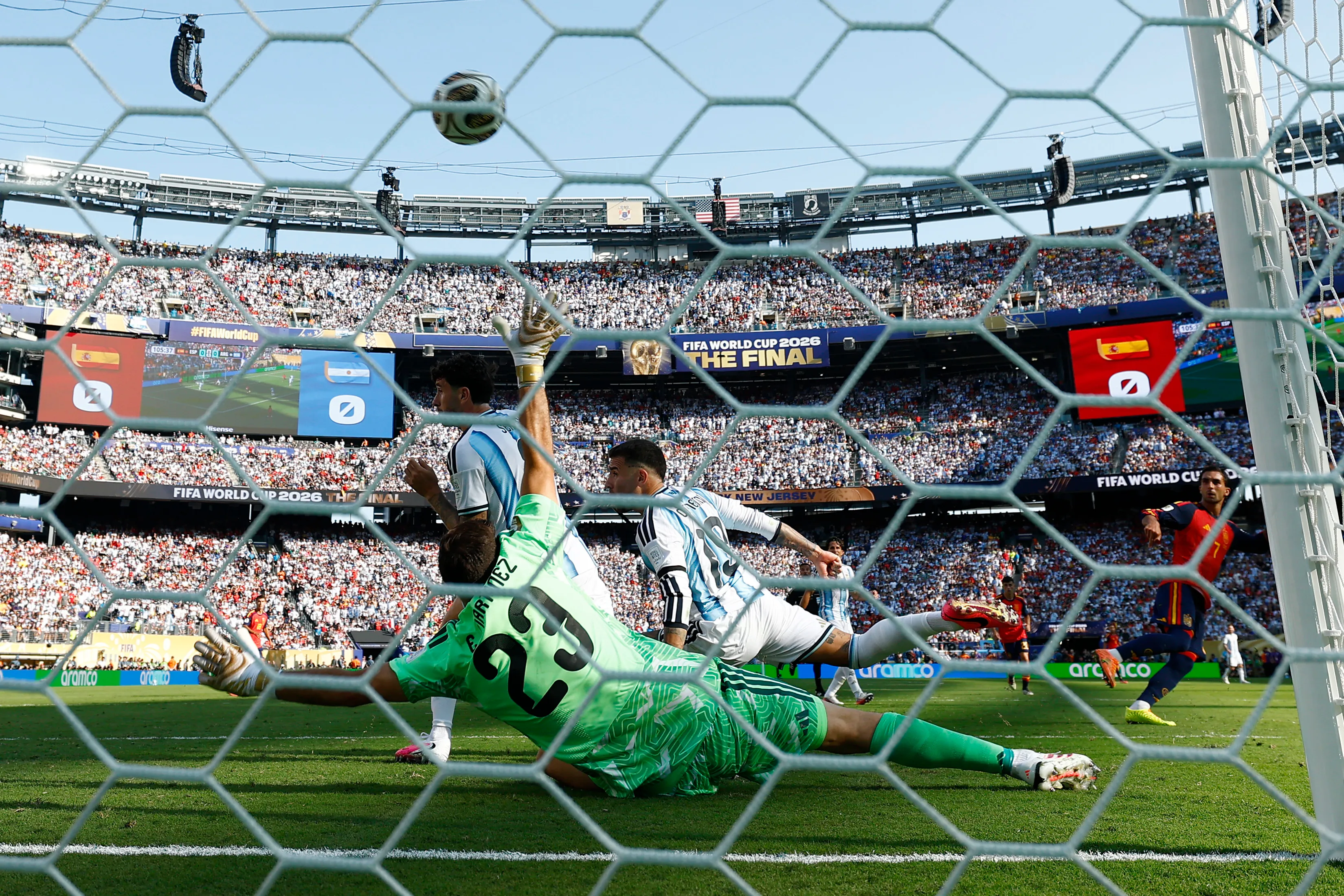 Así se vio el gol de Torres desde detrás del arco defendido por el Dibu Martínez. (David Ramos/Getty Images).