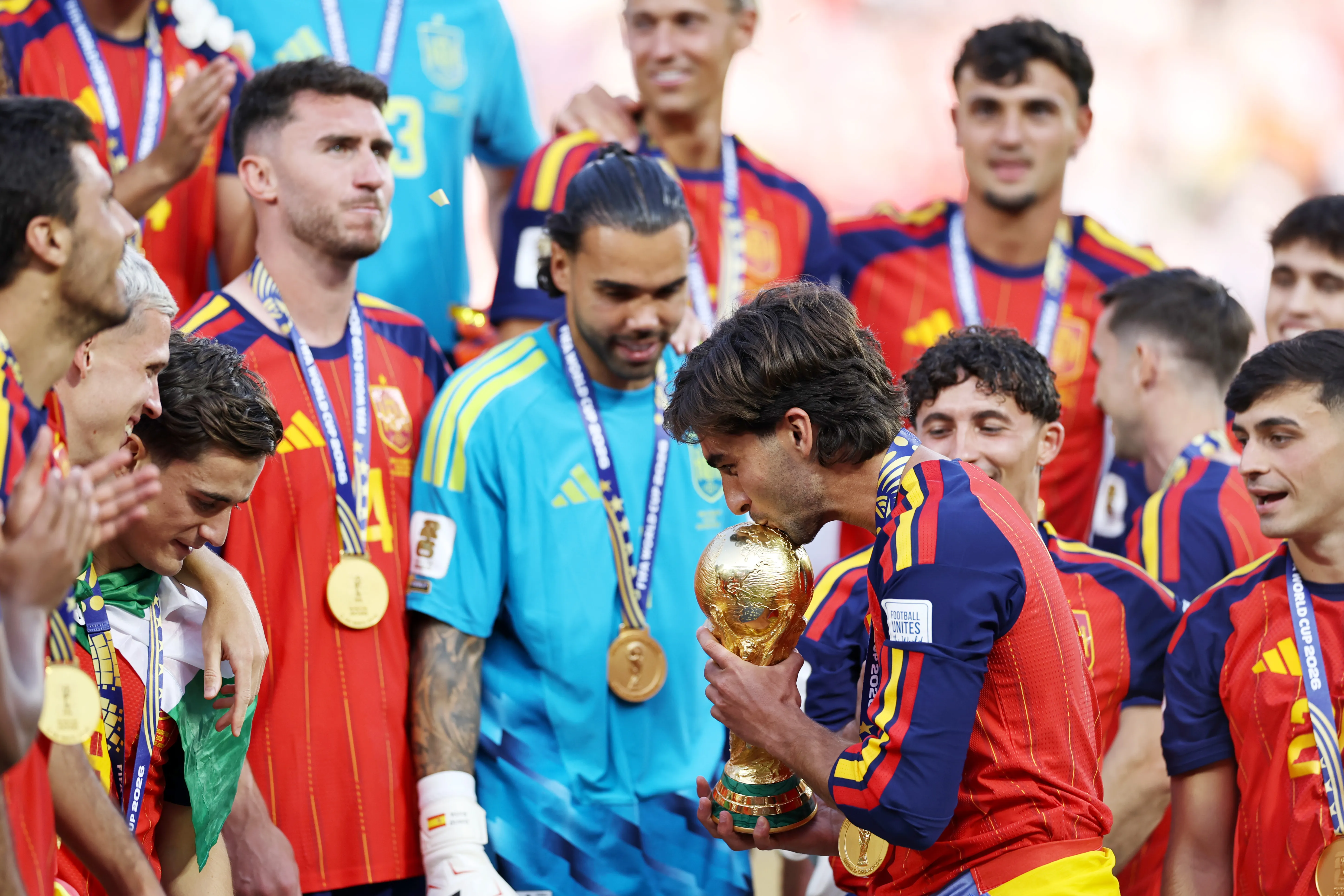 Ferrán Torres cumplió el deseo de tomar el trofeo del Mundial. (Buda Mendes/Getty Images).