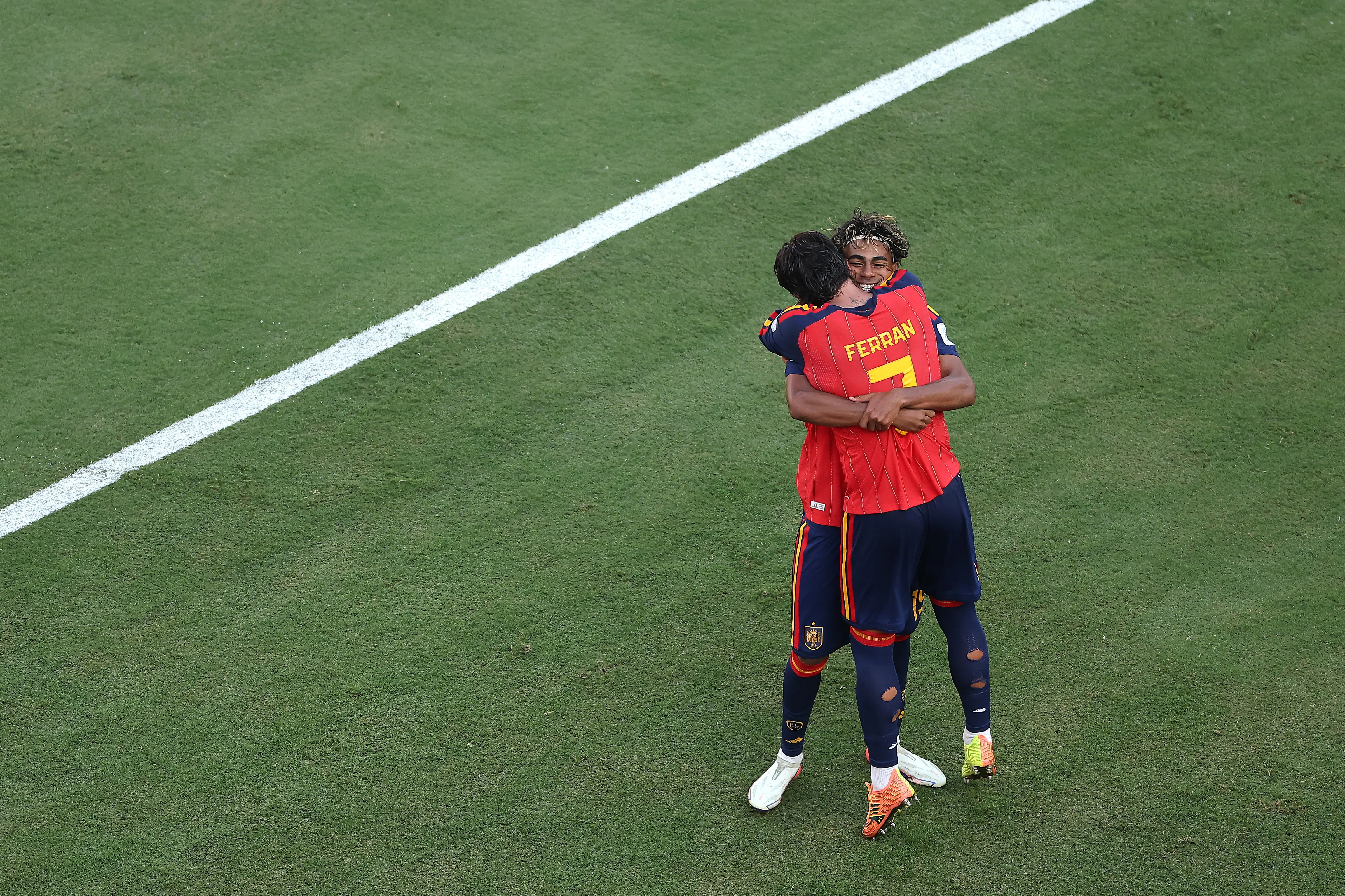 Lamine Yamal festeja junto a Ferrán Torres. (Dustin Satloff/Getty Images for Rexona).