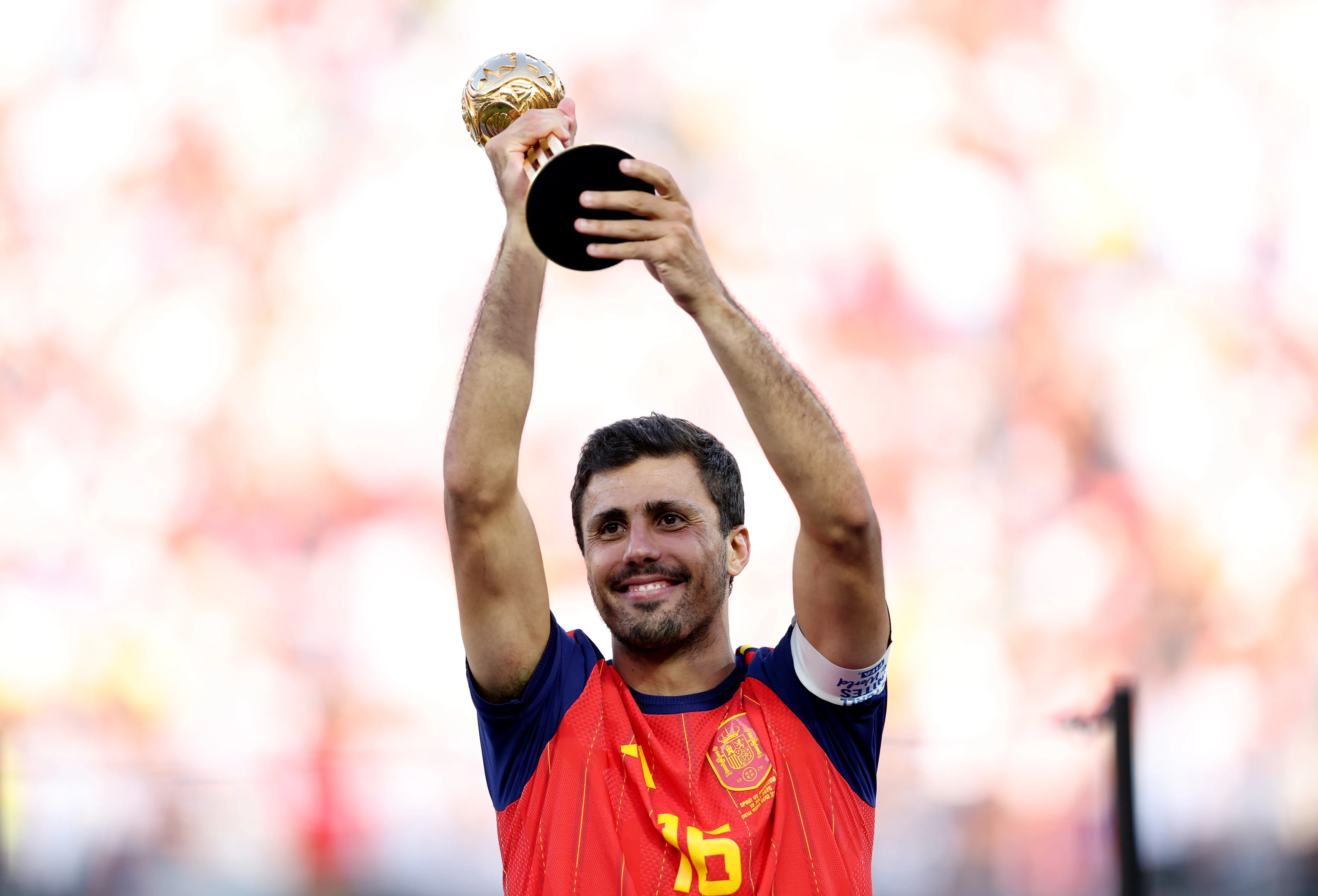 Rodrigo Hernández festeja el Balón de Oro. (Justin Setterfield/Getty Images).
