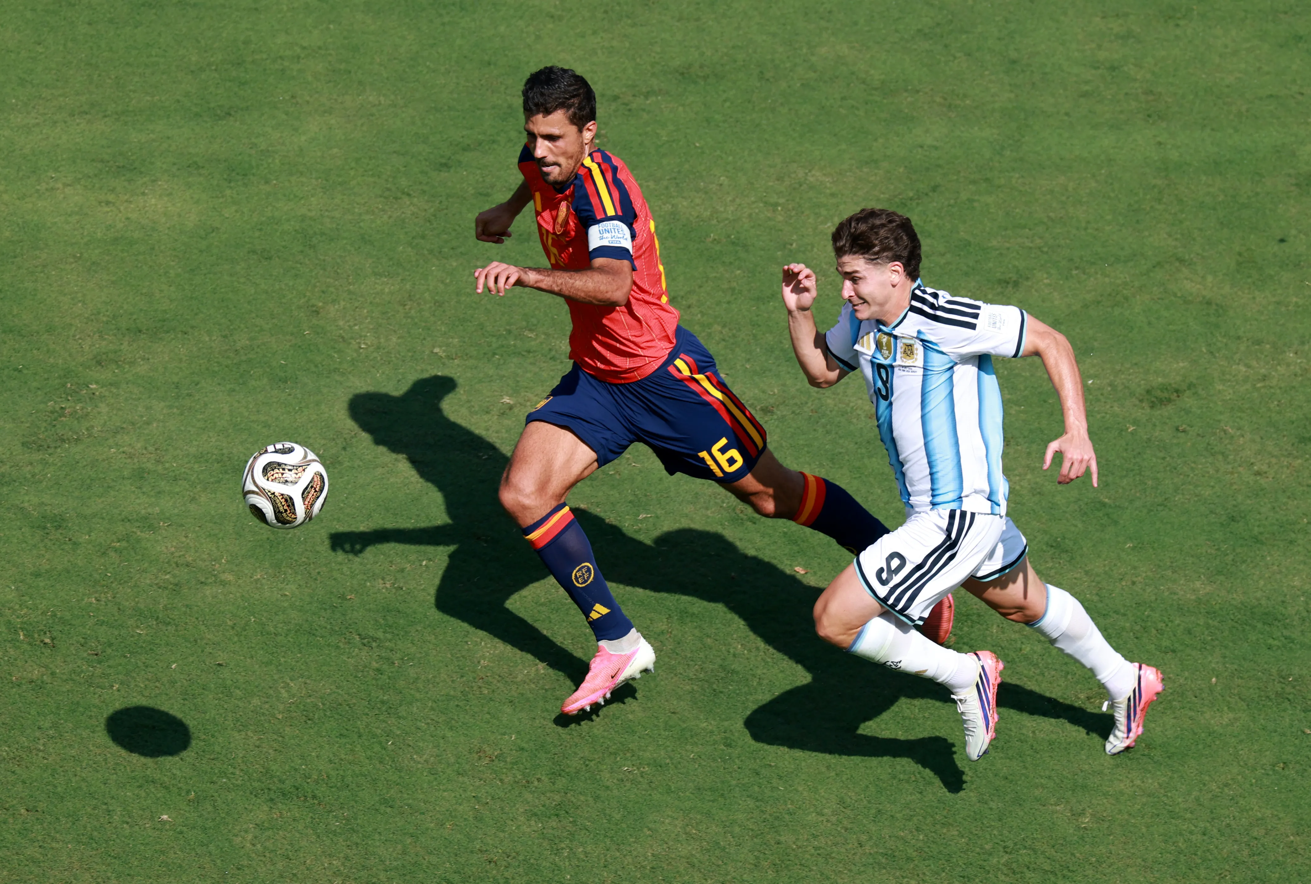 Rodri en una lucha contra Julián Álvarez en el triunfo de España vs Argentina. (Elsa/Getty Images).