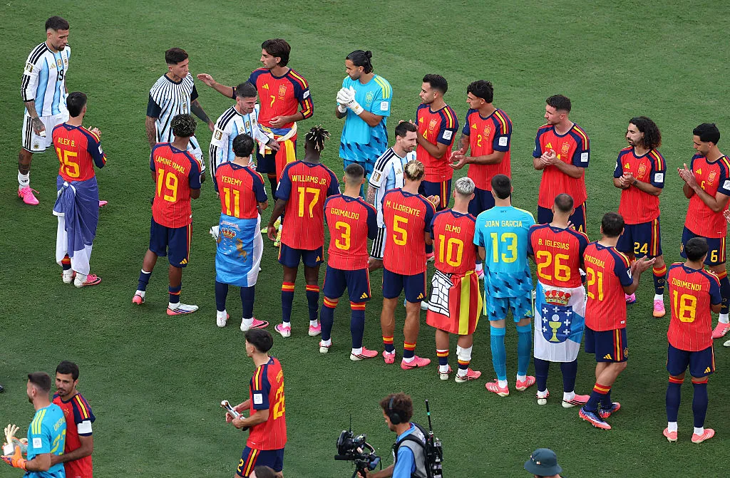 El pasillo de España a Argentina en la final. (Photo by Florencia Tan Jun/Getty Images)