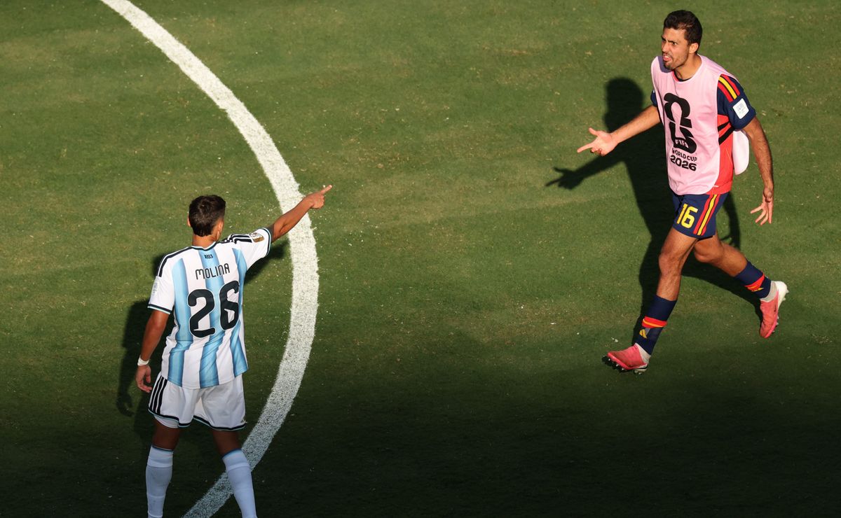 No se vio en TV: el puñetazo malaleche de Nahuel Molina a Rodri tras perder la final