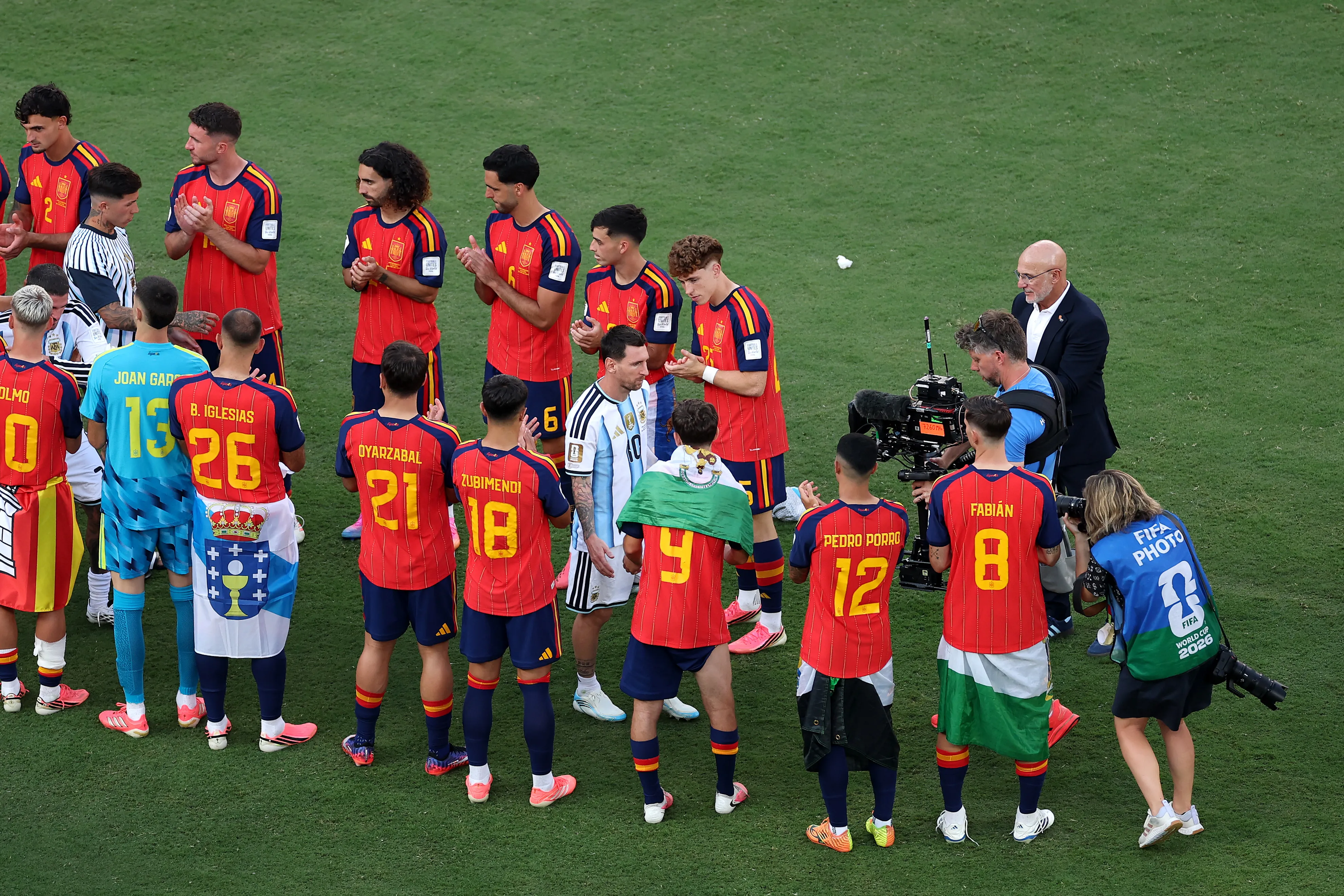 El pasillo de España para aplaudir y reconocer a los subcampeones. (Florencia Tan Jun/Getty Images).