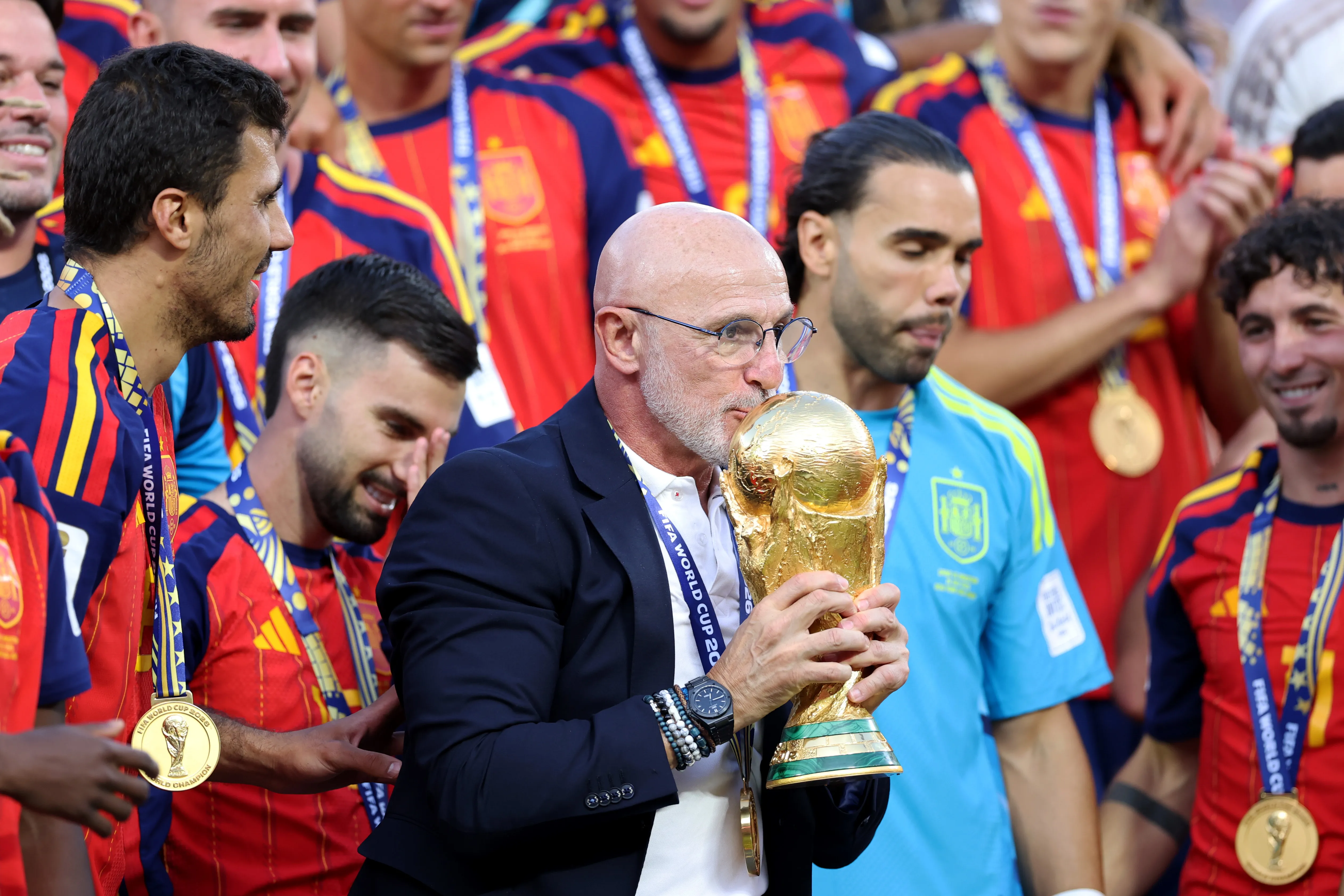 Luis de la Fuente celebra con el trofeo que ganó España. (Justin Setterfield/Getty Images).