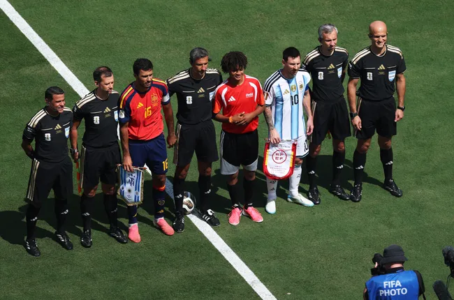 Iván Guerrero le pega a Slavko Vincic por su desempeño en el España-Argentina.