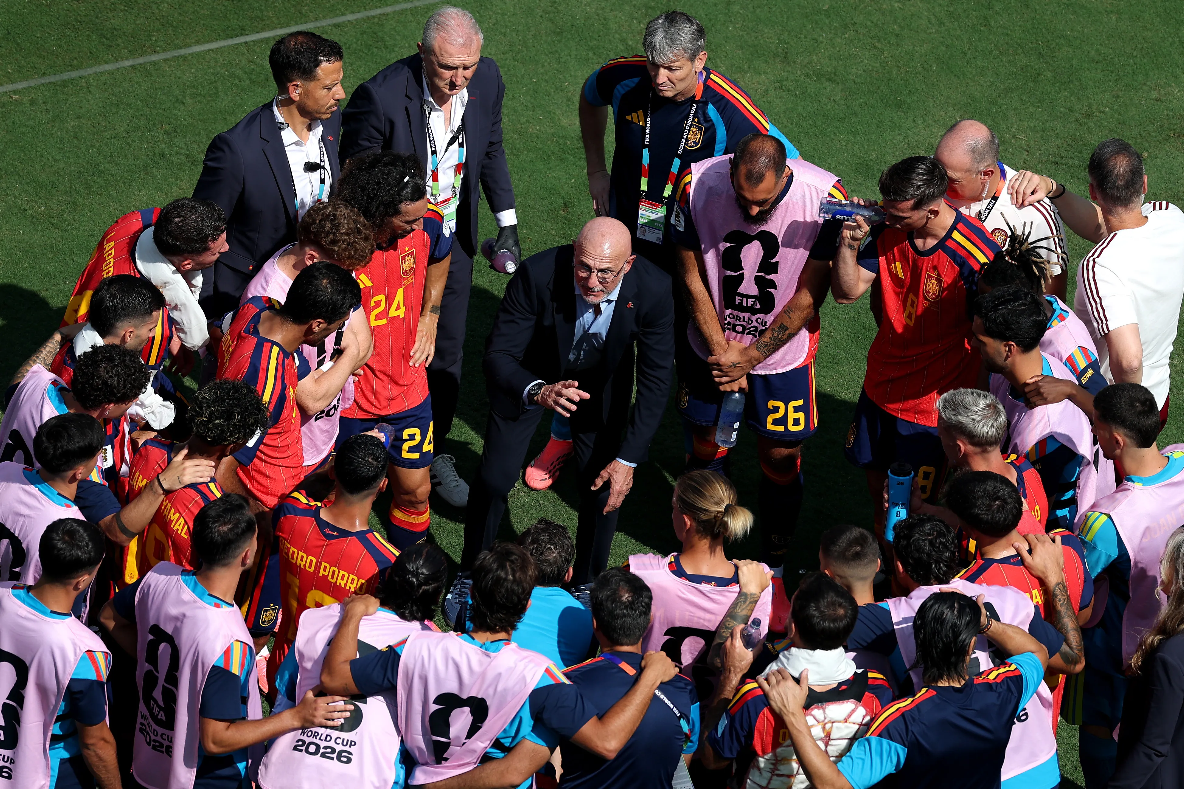 Luis de la Fuente en una charla al plantel de España vs Argentina. (Al Bello/Getty Images).
