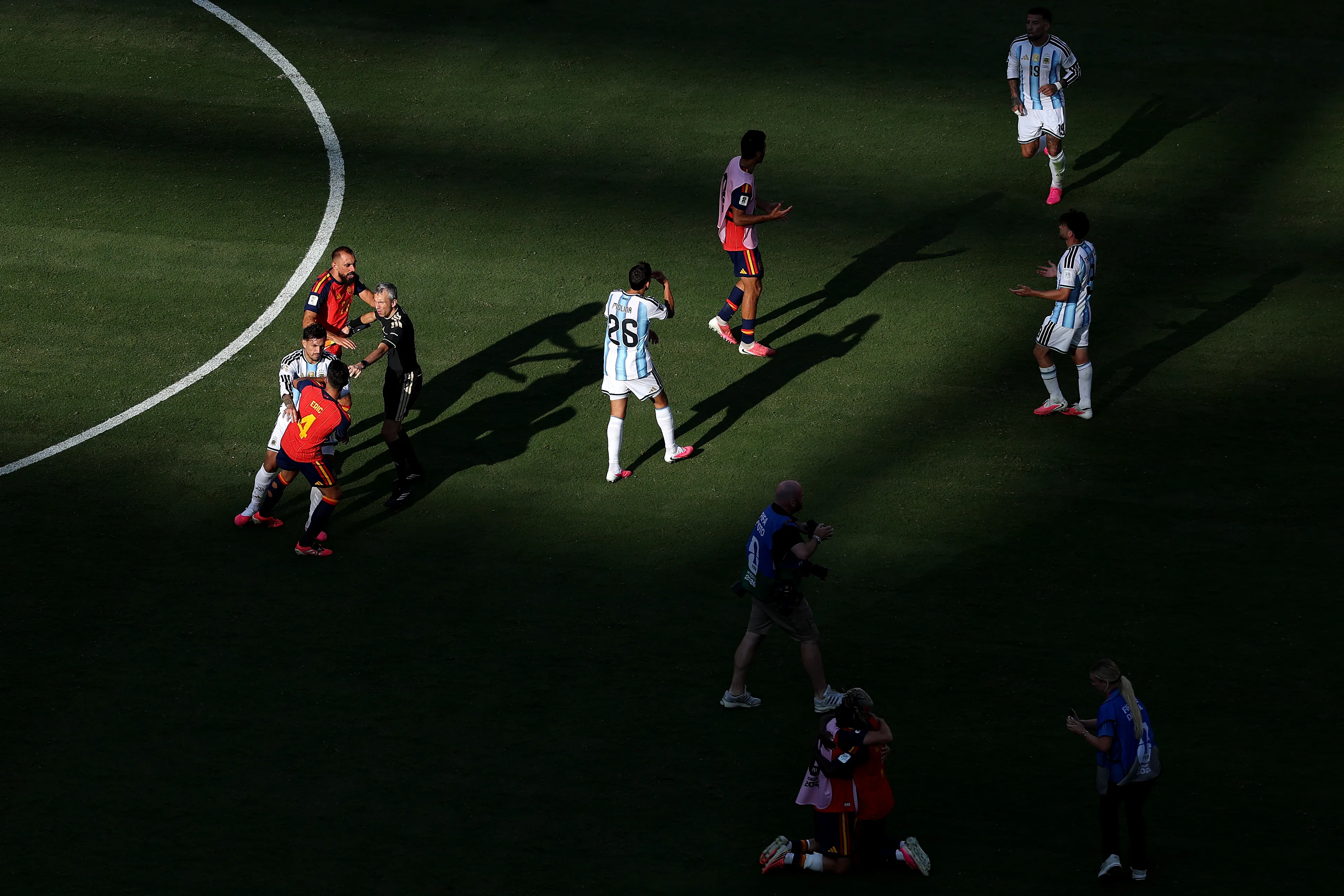 Leandro Paredes inició las peleas tras la final. (Photo by Florencia Tan Jun/Getty Images)