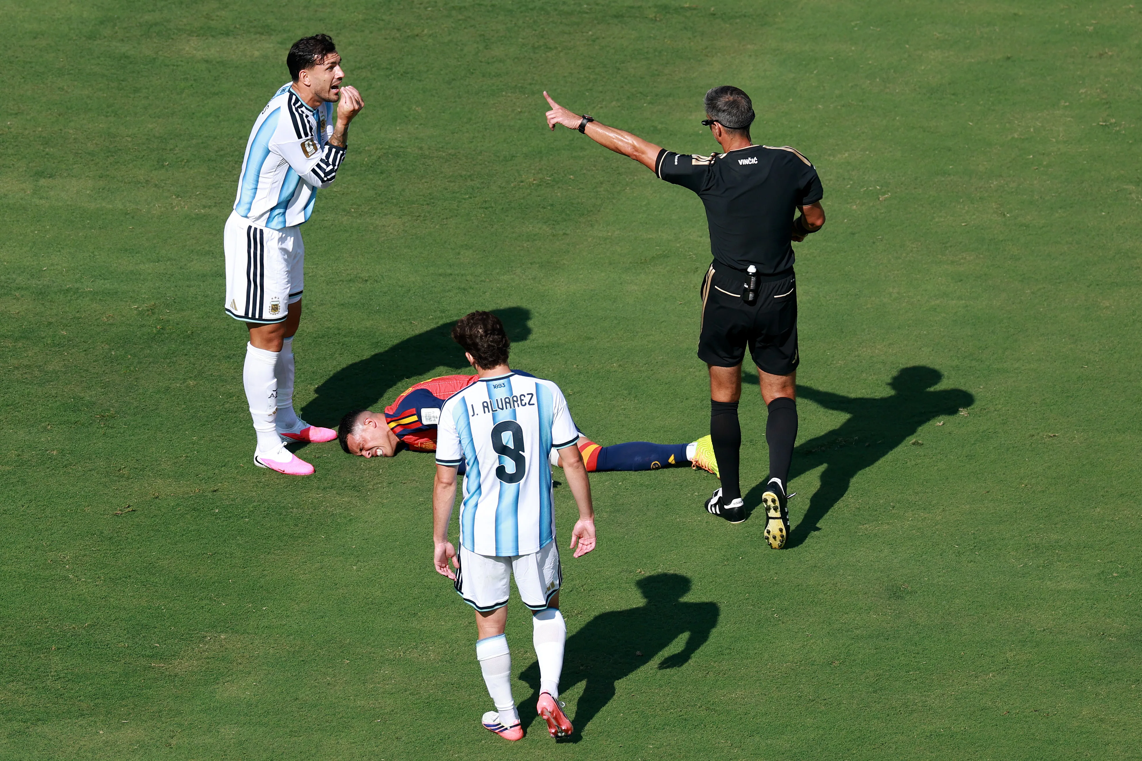 Leandro Paredes le reclama a Slavko Vinçiç. (Elsa/Getty Images).