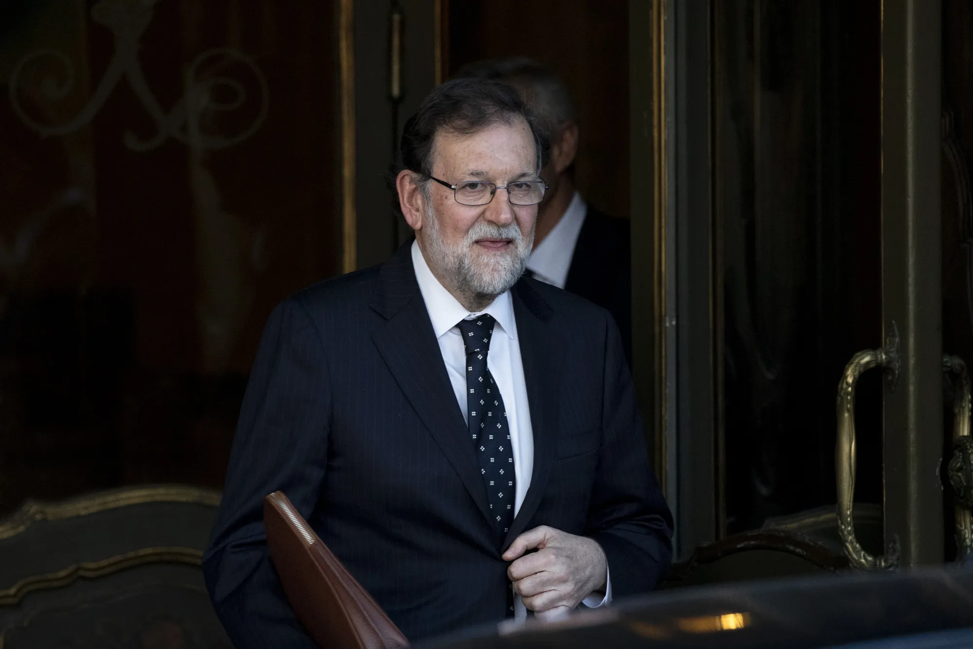 Mariano Rajoy le pega en el suelo a la selección argentina tras la final de la Copa del Mundo ante España.