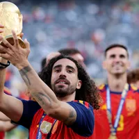 Las locuras de Cucurella: moneda de la suerte y la copa en una bolsa