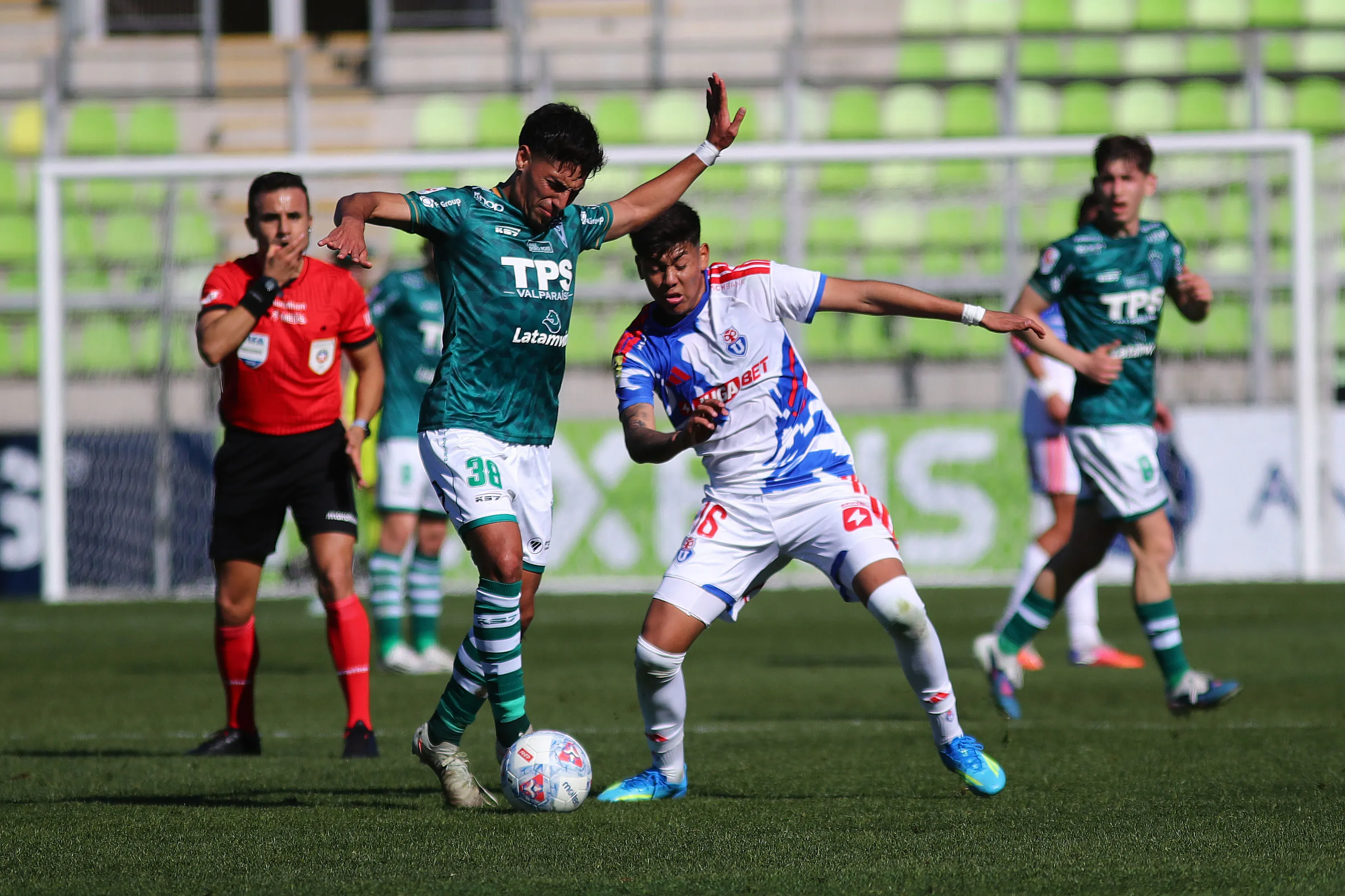 Elías Rojas terminó lesionado ante Santiago Wanderers. Foto: Manuel Lema/Photosport