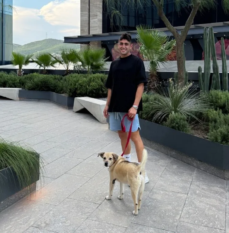 Este es el perro Brócoli que acompaña a Santiago Melle.