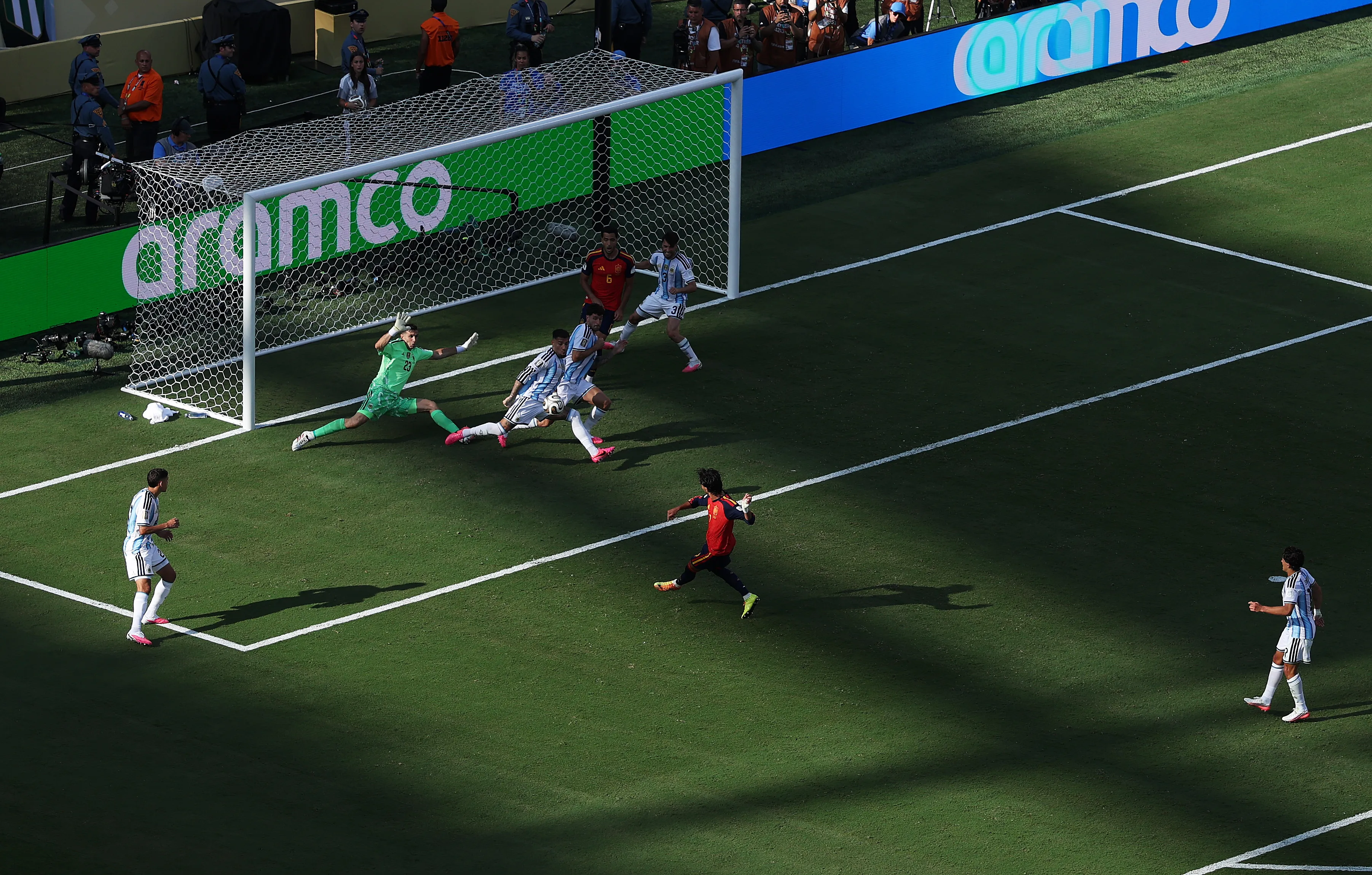 El gol de España en el que Martínez no se atrevió a cortar el centro inicial