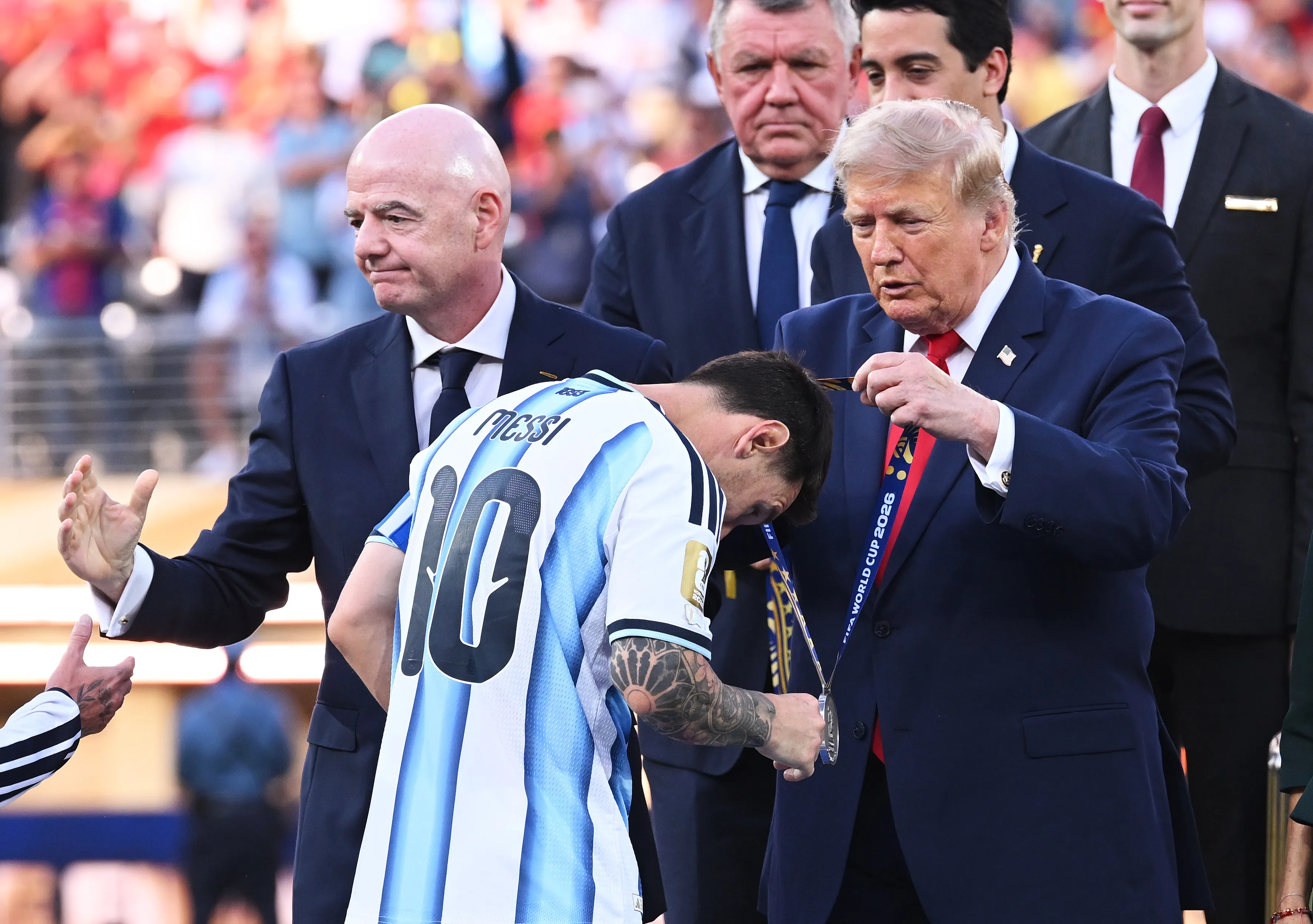Trump dándole la medalla de segundo lugar a Lionel Messi. Imagen: Getty