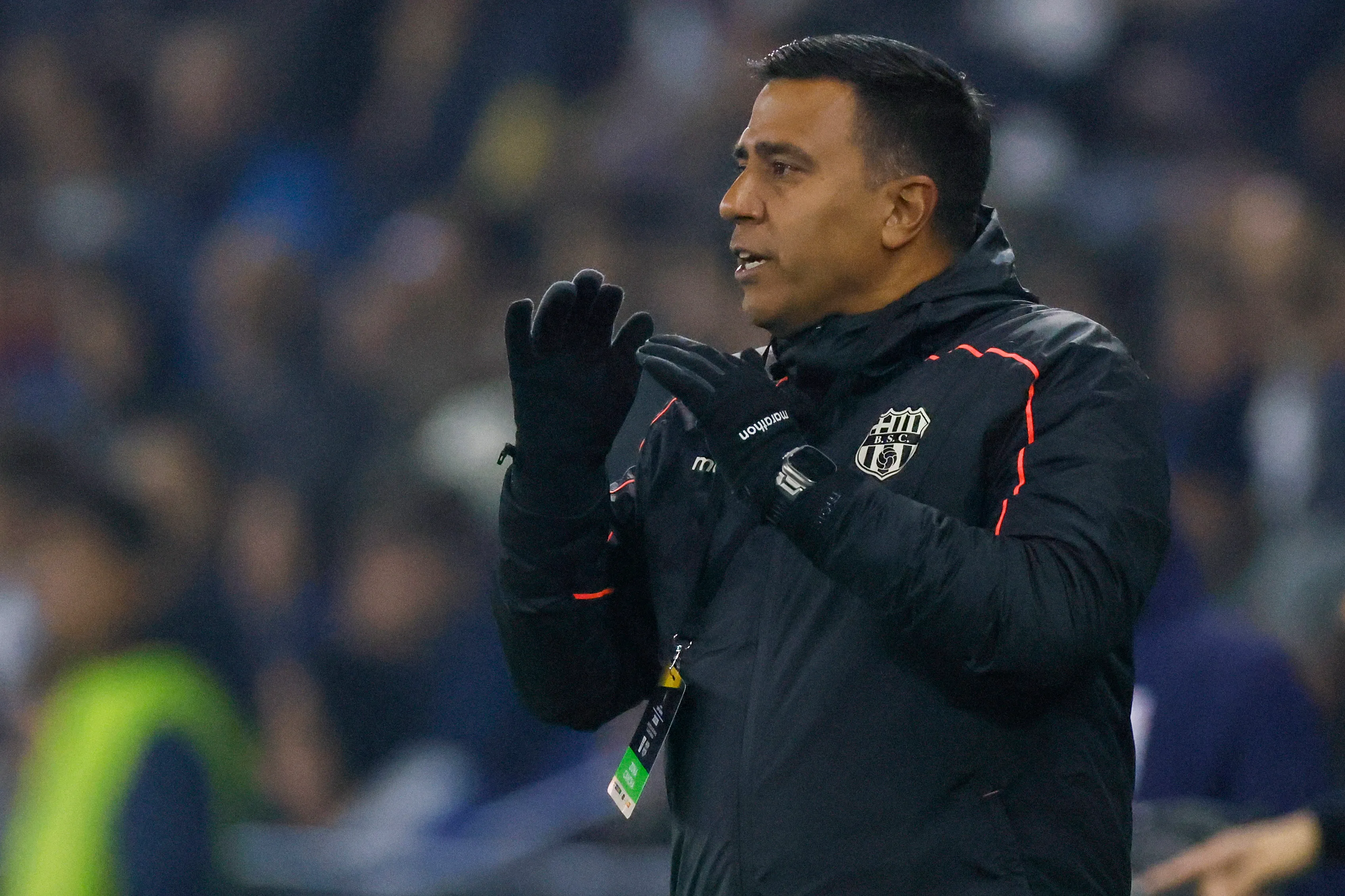 César Farías tuvo a Mele en Colombia. En la foto como DT de Barcelona ante la Católica. (Andres Pina/Photosport).