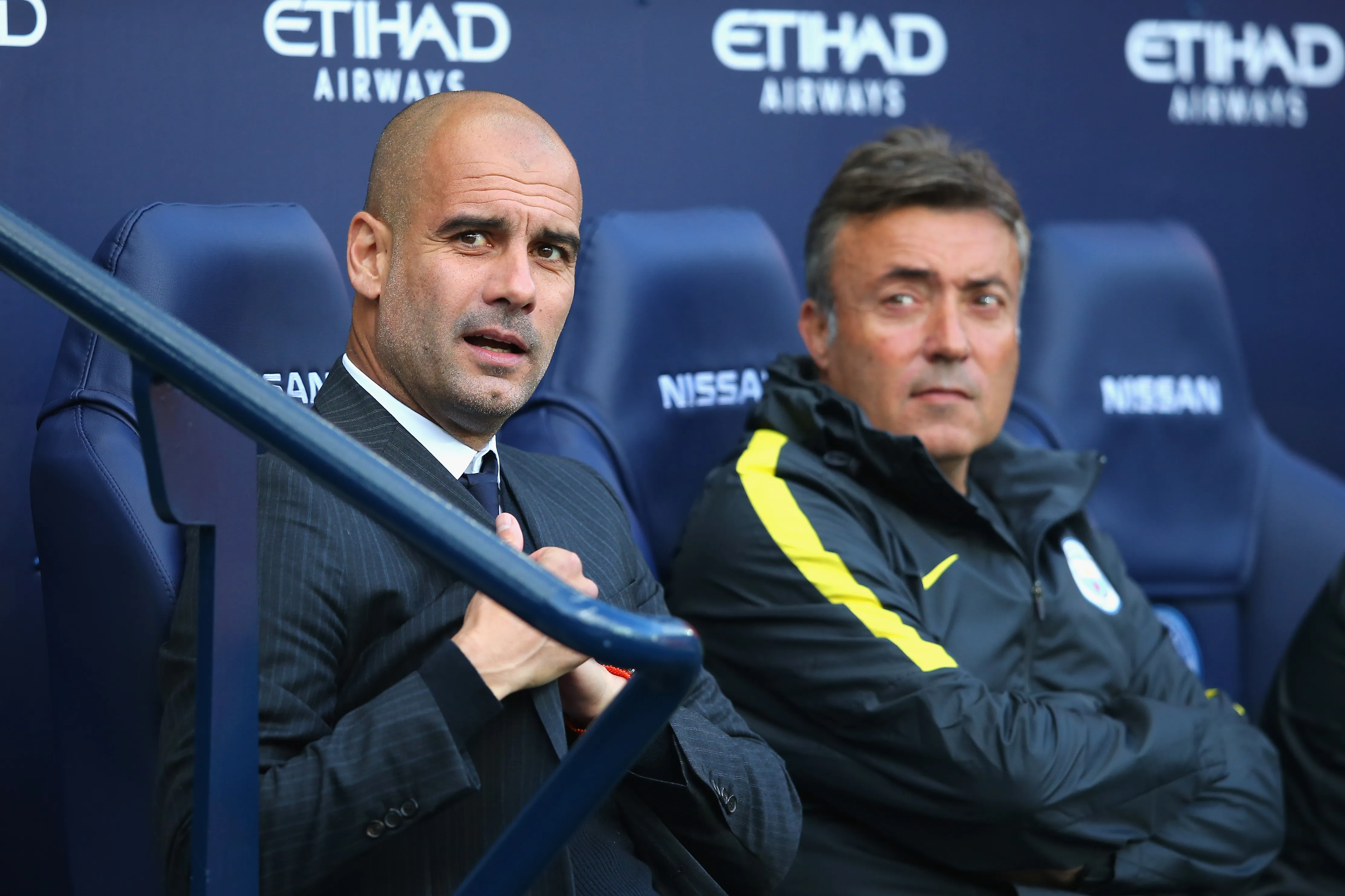 Doménec Torrent junto a Pep Guardiola en la banca del City. (Alex Livesey/Getty Images).