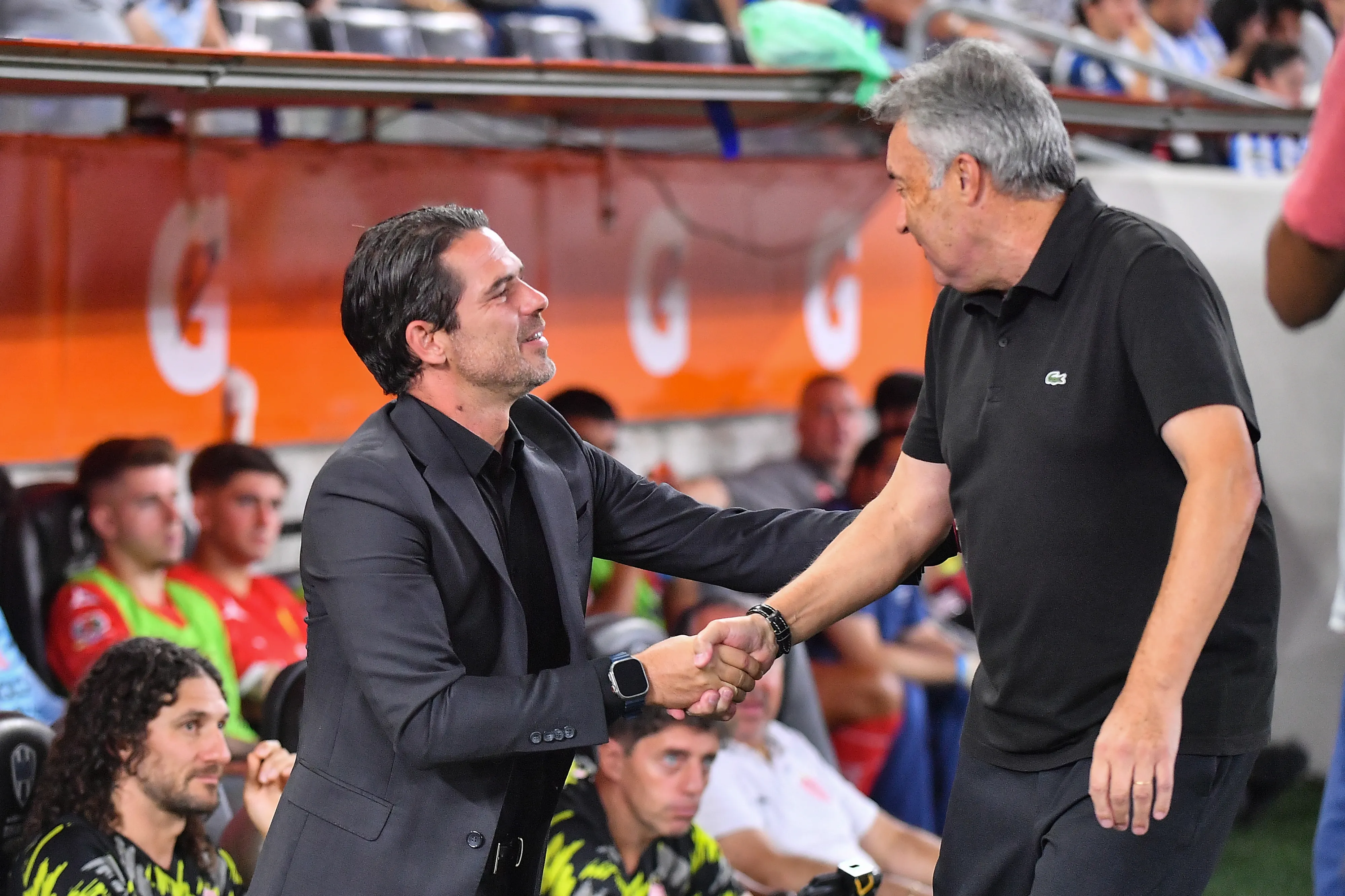Doménec Torrent saluda a Fernando Gago, en aquel entonces DT de Necaxa y hoy entrenador de Universidad de Chile. (Azael Rodriguez/Getty Images).