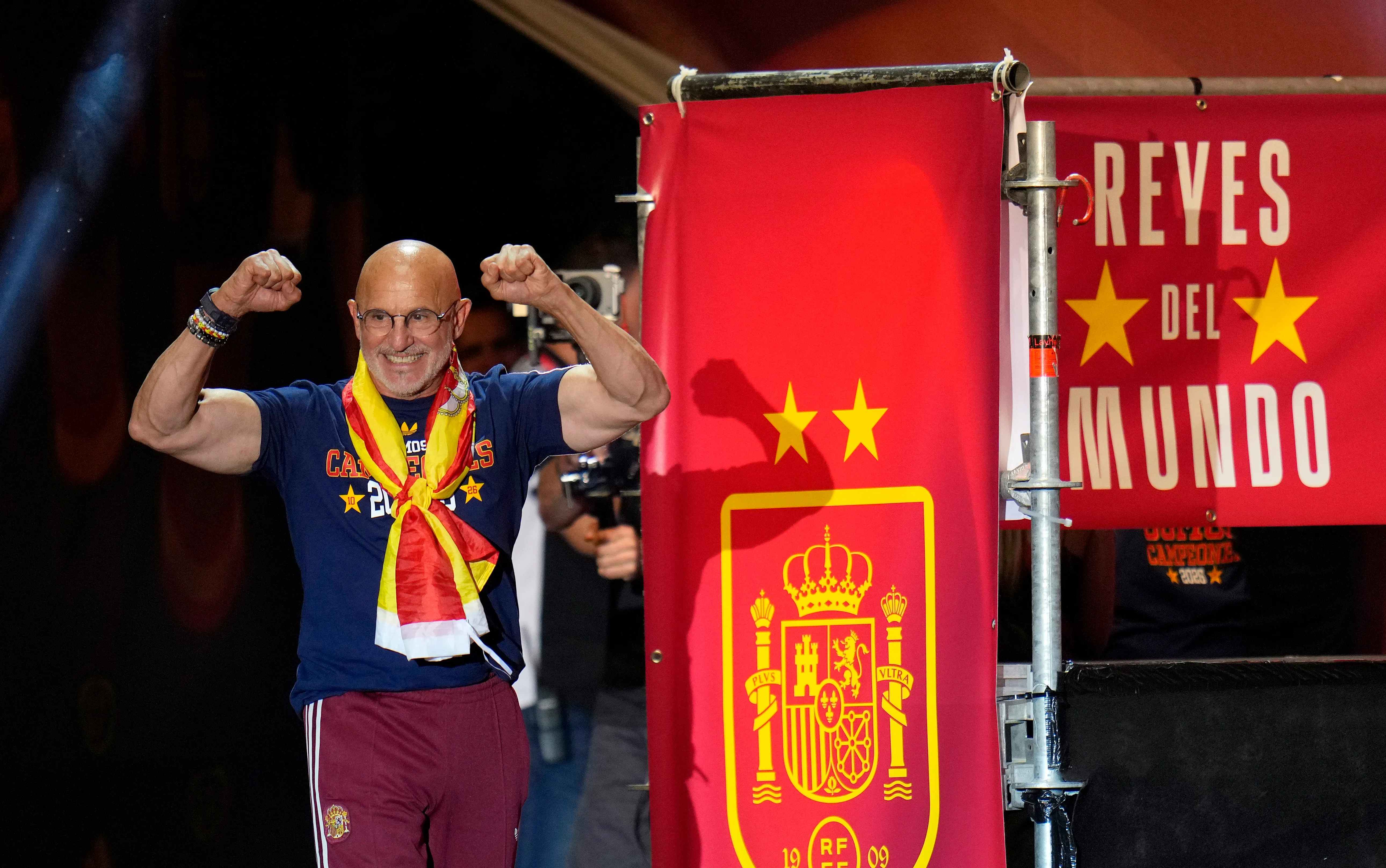 Luis de la Fuente en la celebración con los hinchas en Madrid. (Photo by Diego Souto/Getty Images)