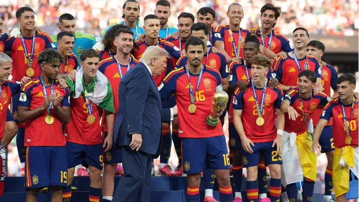 El momento en que España levanta la Copa del Mundo.