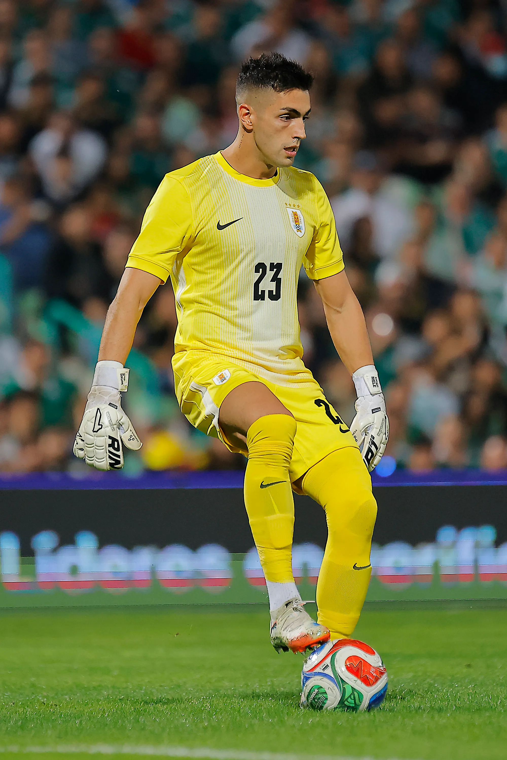 Santiago Mele viene para ser titular en Colo Colo con Gabriel Maureira. (Photo by Manuel Guadarrama/Getty Images)