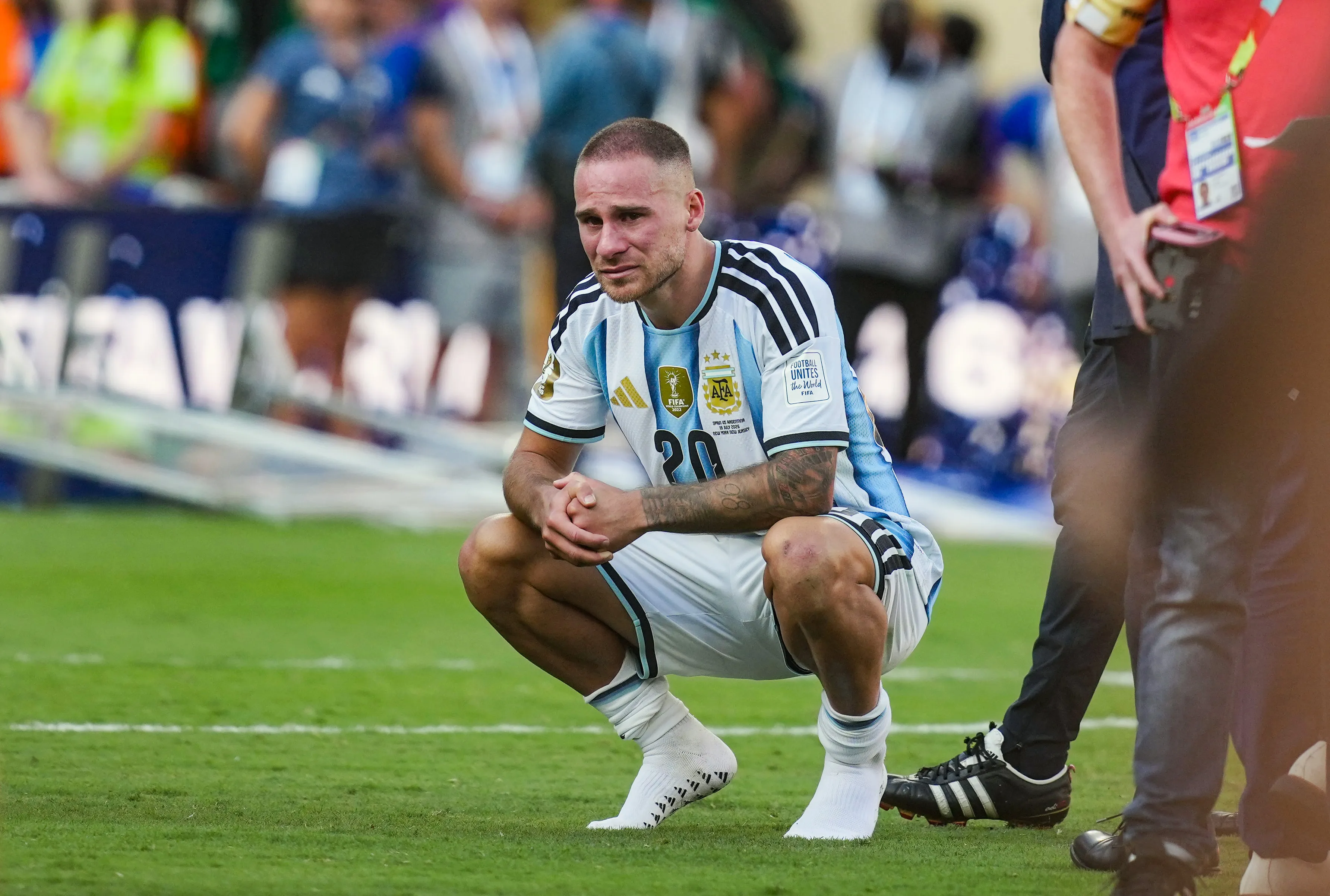 Alexis Mac Allister llora tras la derrota de Argentina ante España. (Photo by Andrew Harnik/Getty Images)