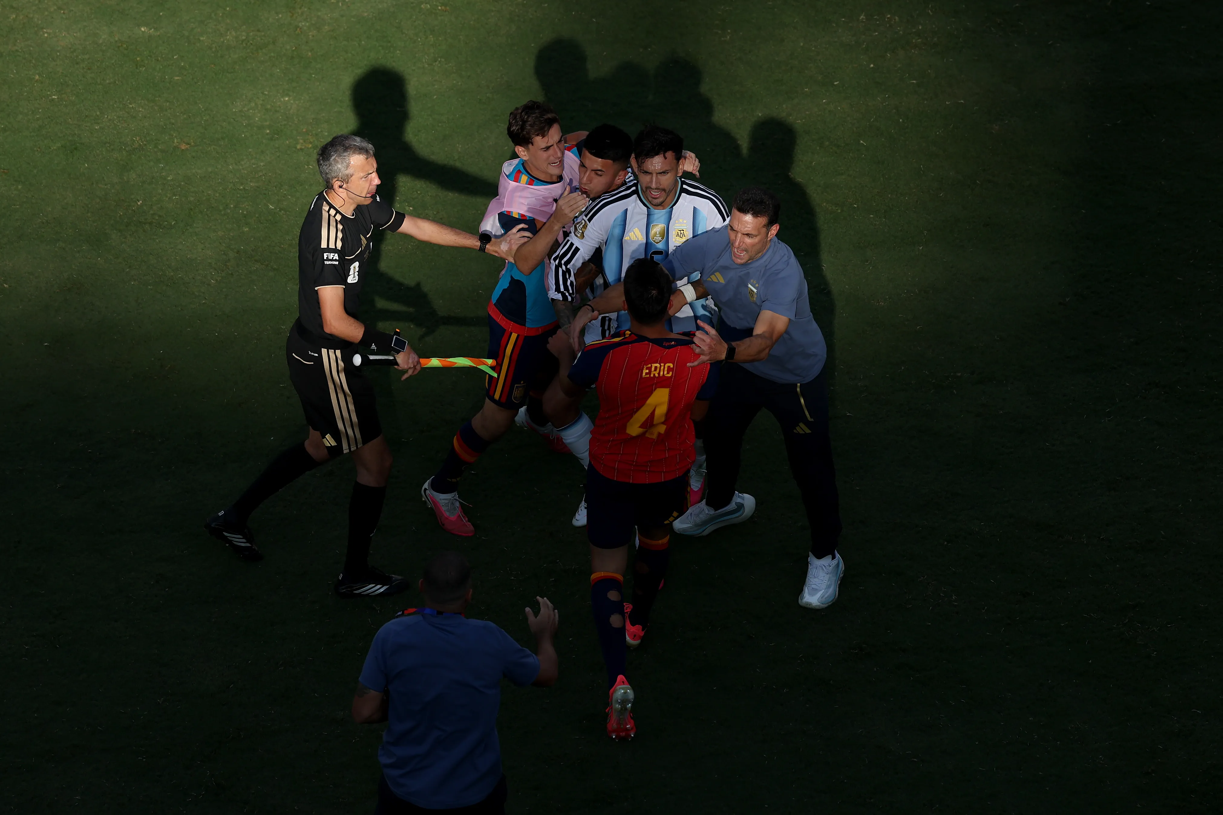 Paredes inició fuerte pelea tras la derrota de Argentina ante España en el Mundial (Photo by Al Bello/Getty Images)