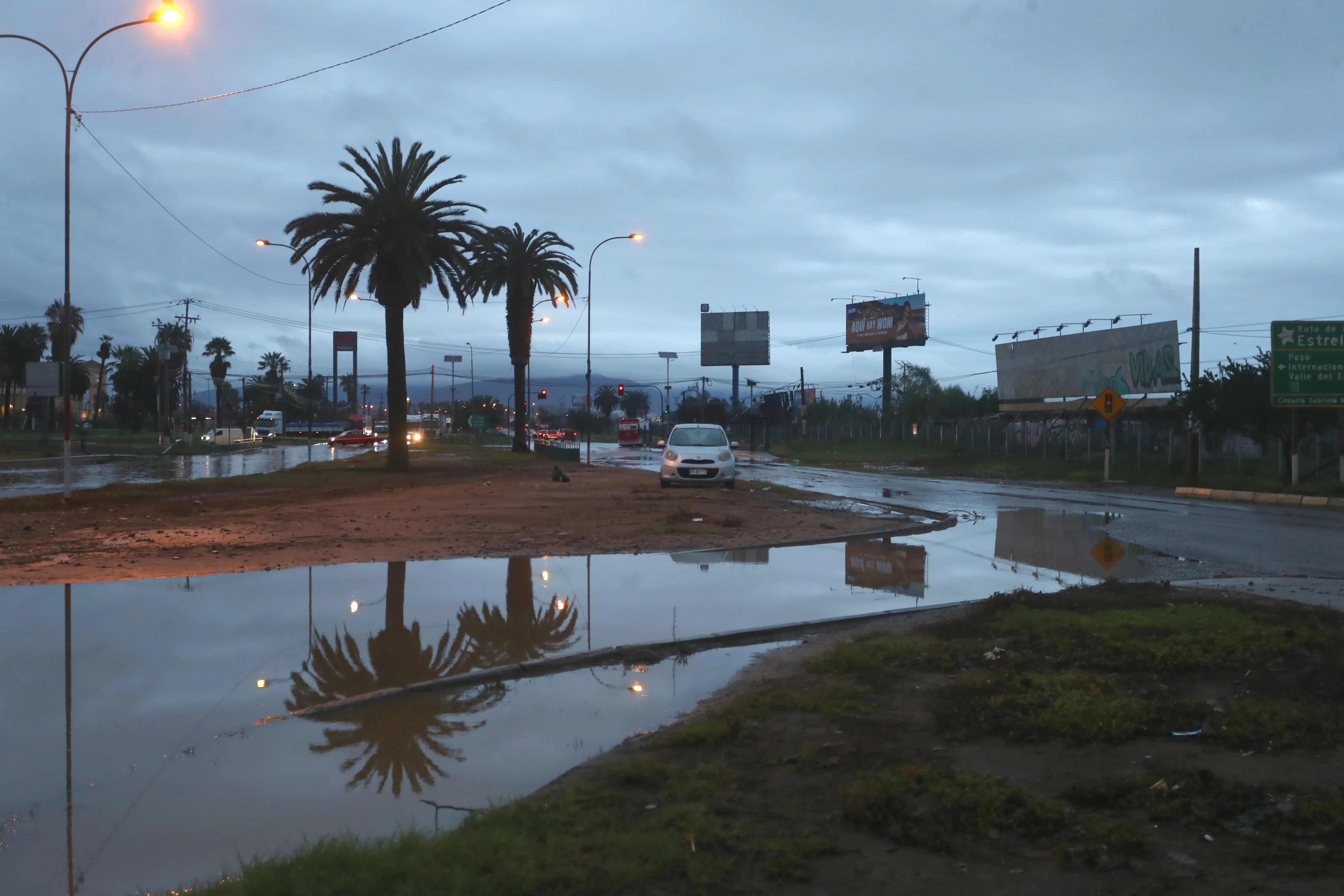 En La Serena se han reportado muchos sectores anegados por el temporal. (Camilo Contreras/Aton Chile).