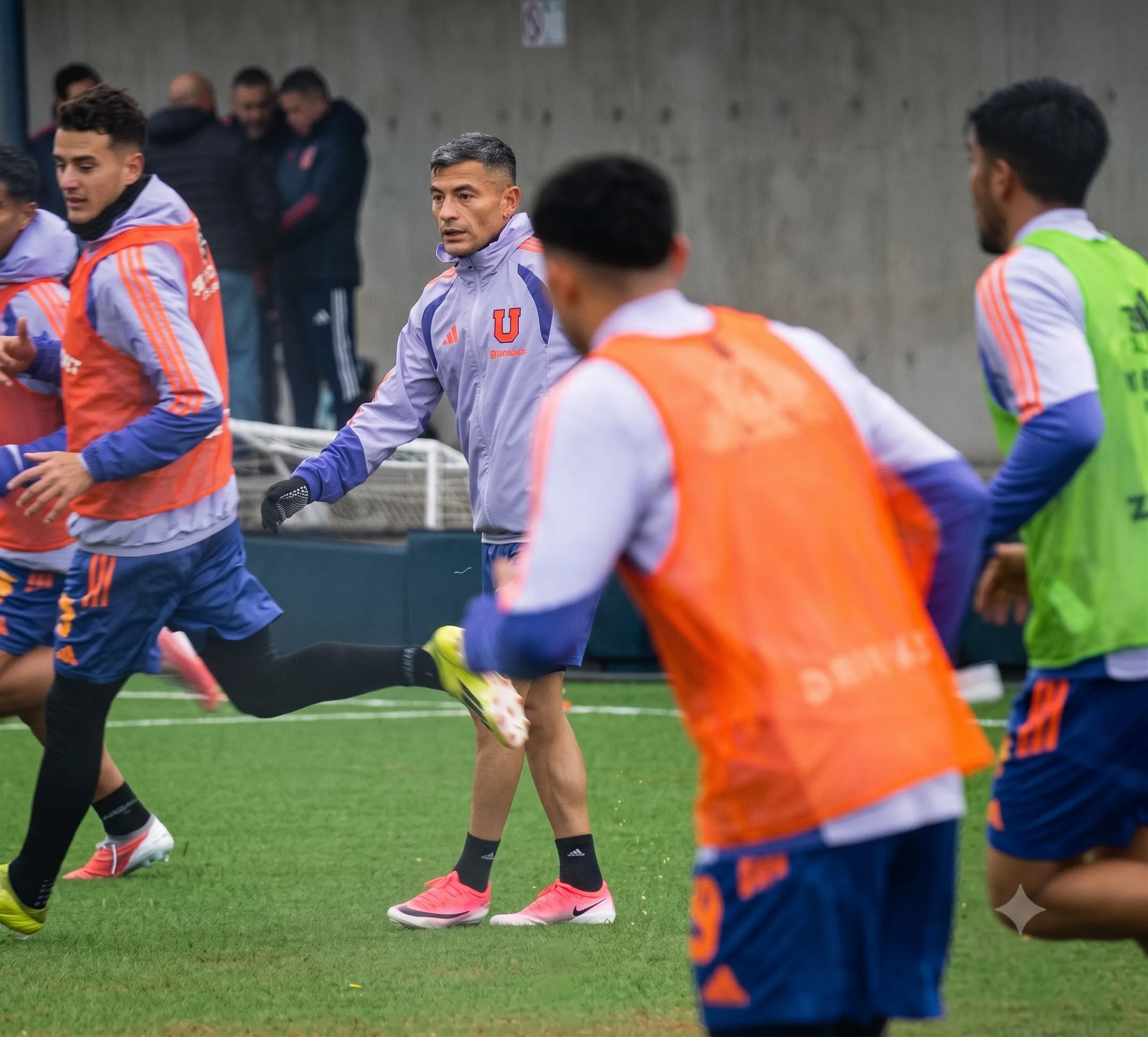 Charles Aránguiz haciendo fútbol en la U. Foto: captura video U de Chile.