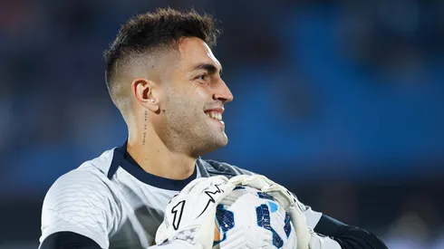 El portero se aleja de los albos.
