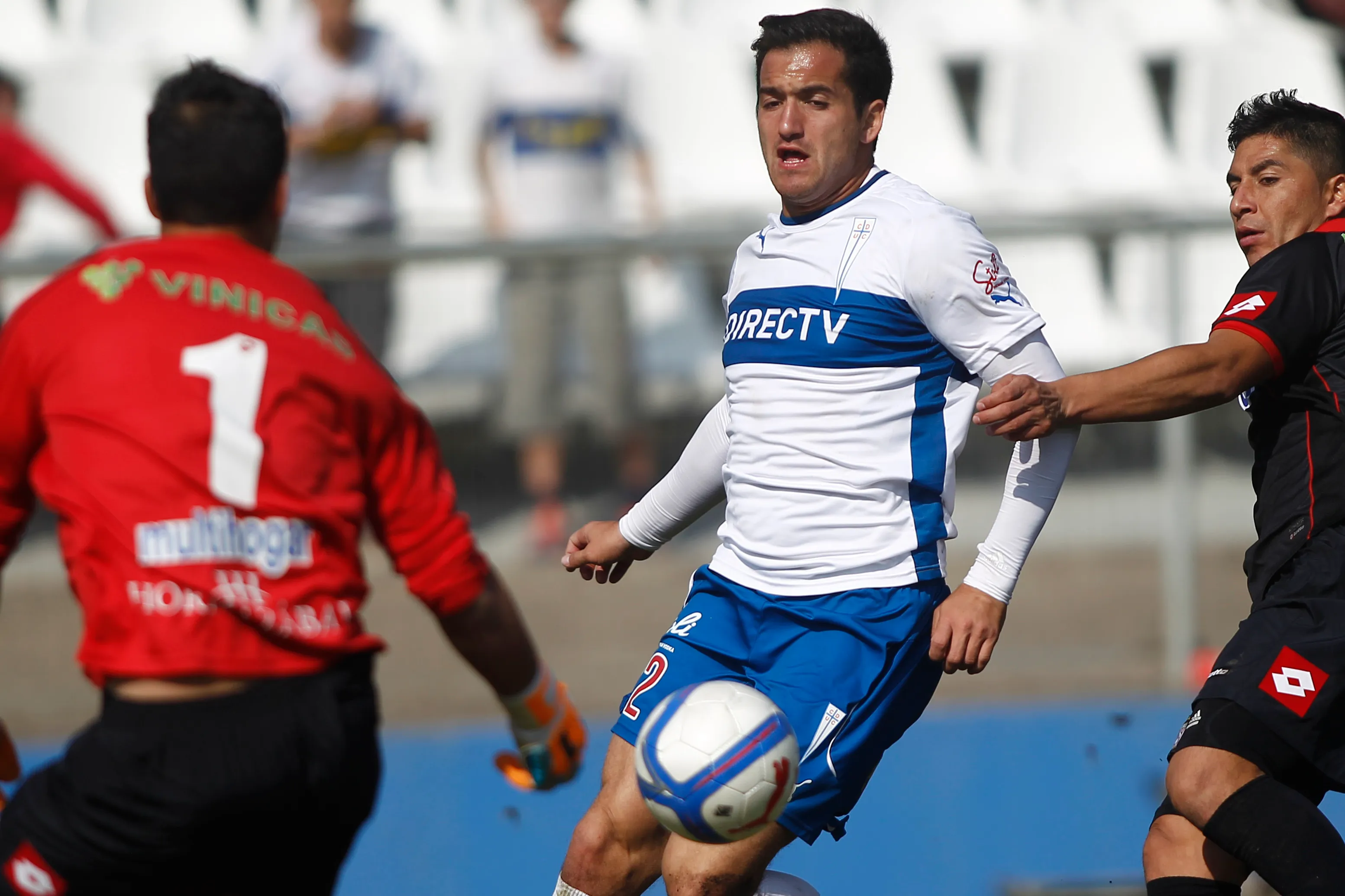 Juan Martínez en el arco de Curicó Unido: mano a mano con Matías Jadue, exdelantero de Universidad Católica. (Marcelo Hernandez/Photosport).