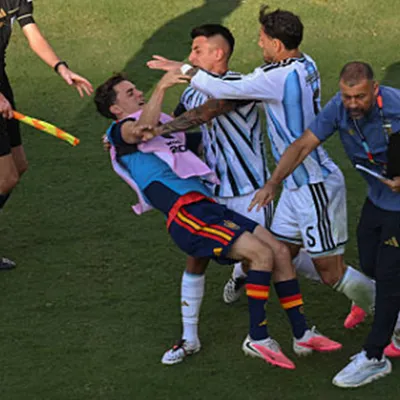Peleó con Paredes y aborda la reacción de Argentina: "No creo que..."