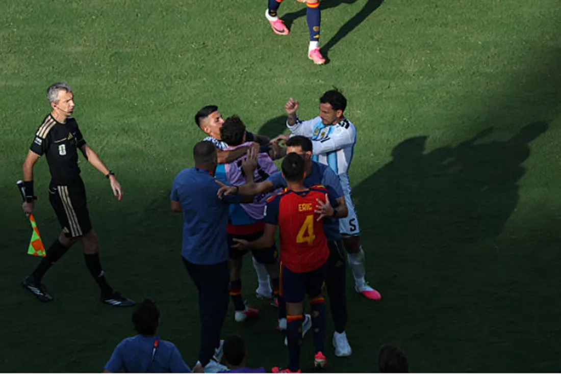 Otra imagen del álgido momento donde incluso intervino Lionel Scaloni. (Getty Images).