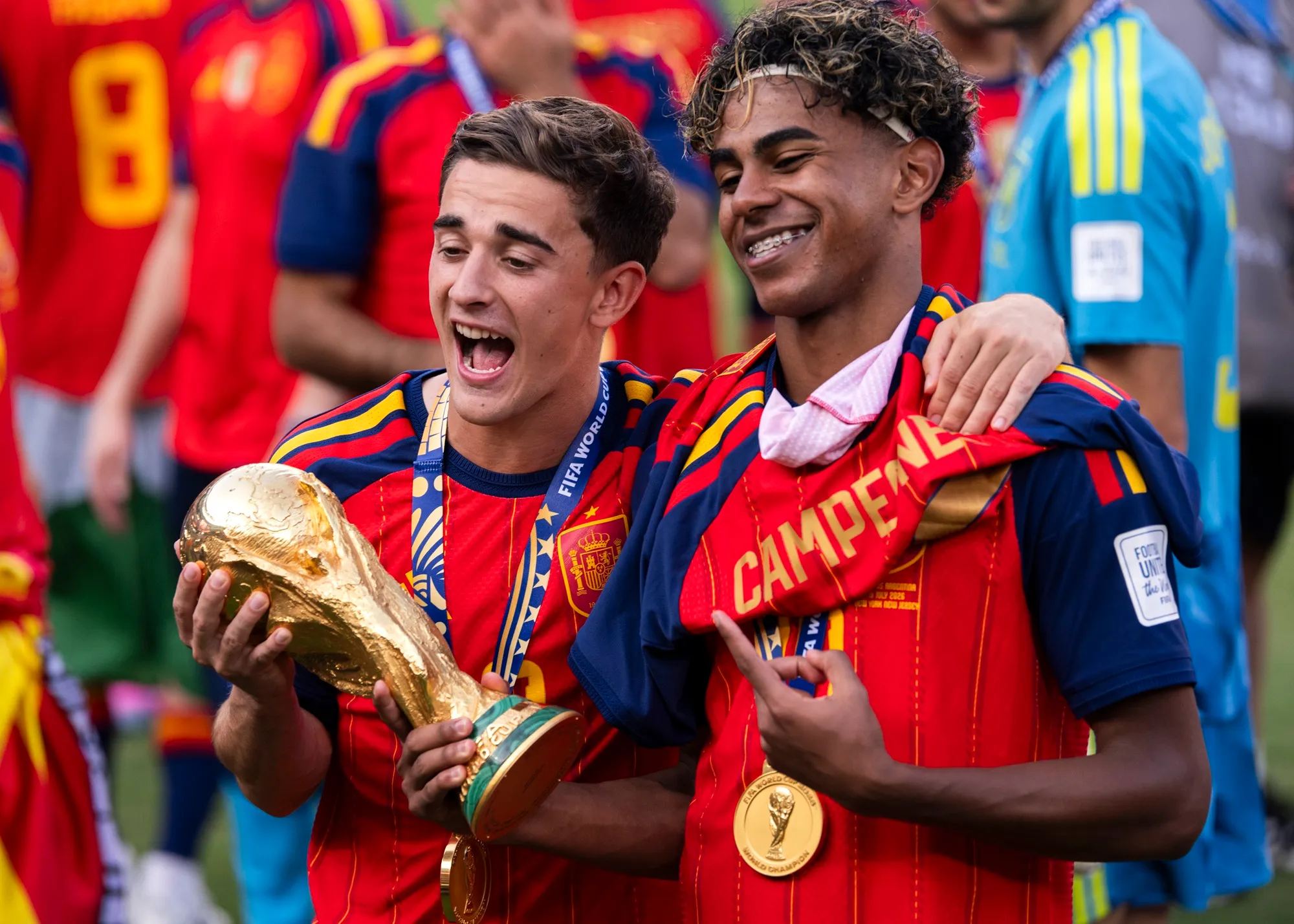 Gavi celebra con la Copa del Mundo junto a su compañero en el Barça Lamine Yamal. (David Ramos/Getty Images).