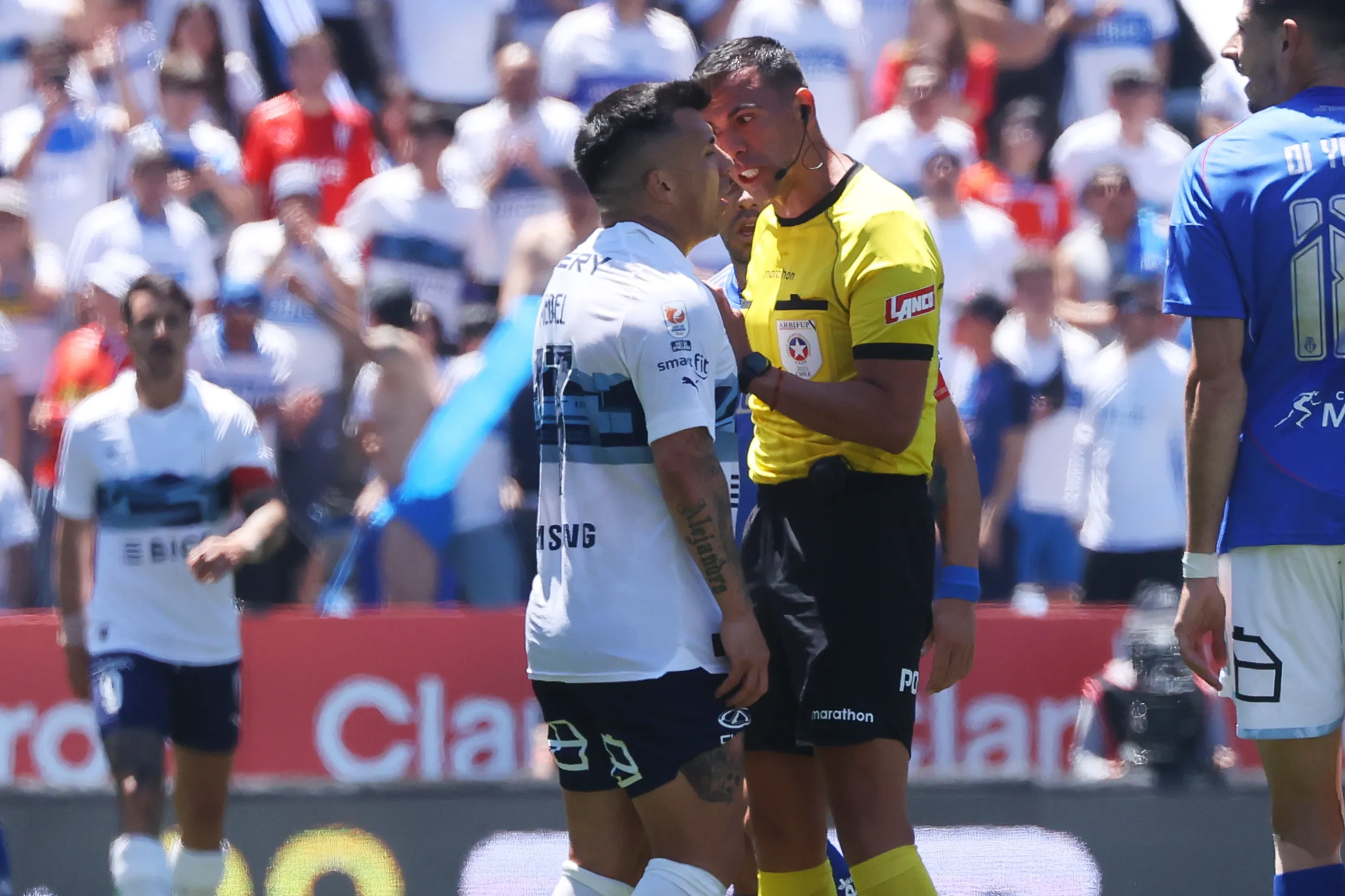 Juan Lara y Gary Medel en un Clásico Universitario jugado en el Claro Arena. (Jonnathan Oyarzun/Photosport).