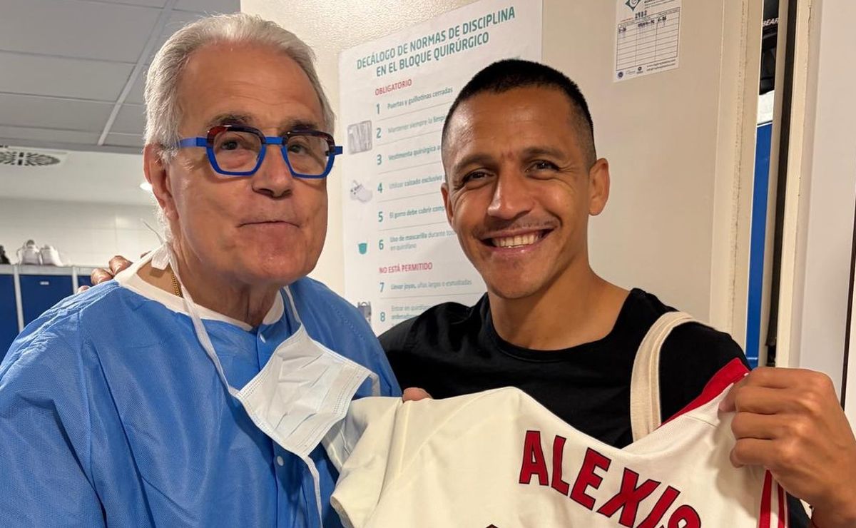 Mientras lo busca U de Chile: Alexis Sánchez tiene hermoso gesto con su médico
