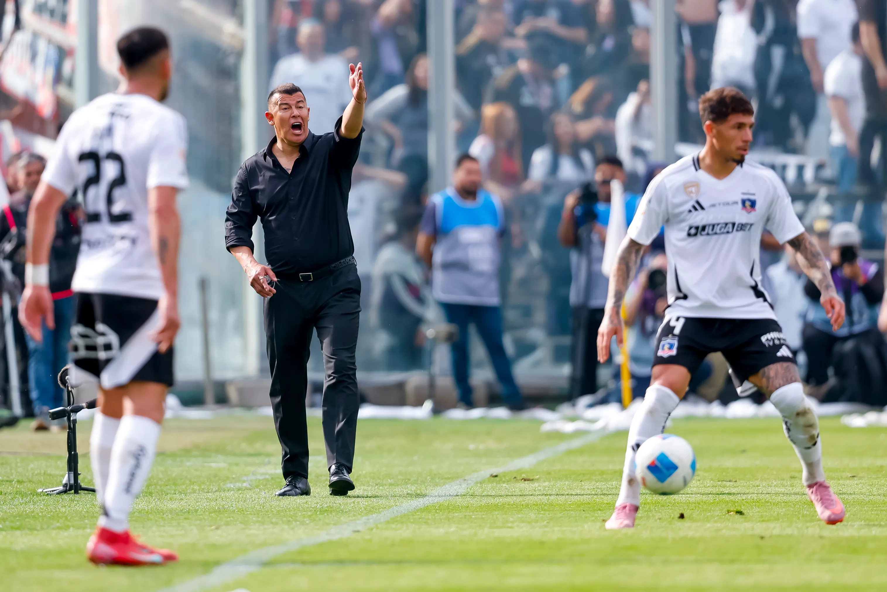 Jorge Almirón, Mauricio Isla y Alan Saldivia en un partido de Colo Colo. (Pepe Alvujar/Photosport).