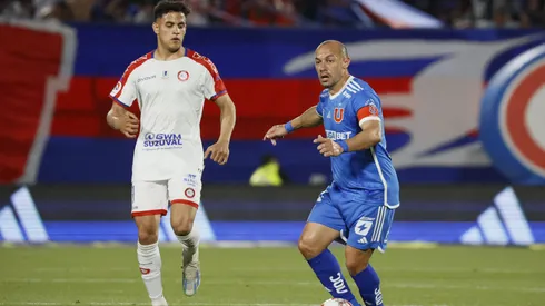 El Rulo Romero mira con atención a Marcelo Díaz en un duelo entre La Calera y la U de Chile.