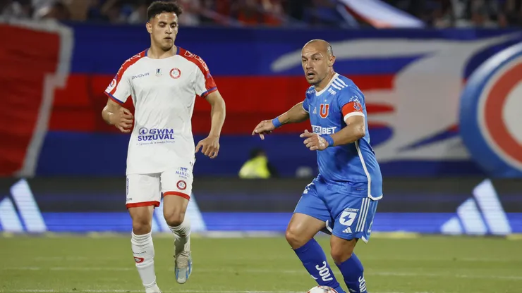 El Rulo Romero mira con atención a Marcelo Díaz en un duelo entre La Calera y la U de Chile.
