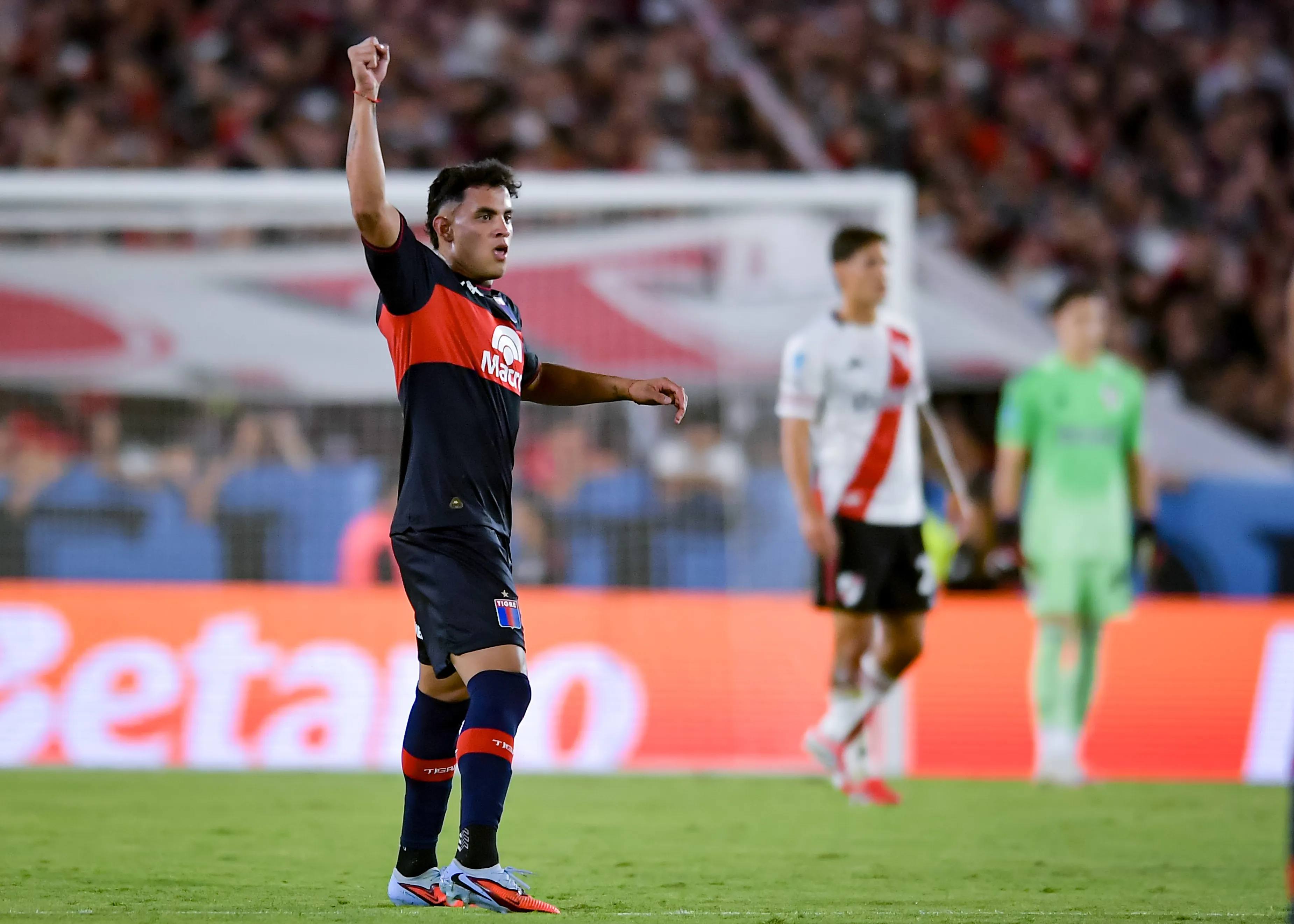 David Romero celebra un golazo que le anotó a River Plate en el Monumental. (Marcelo Endelli/Getty Images).