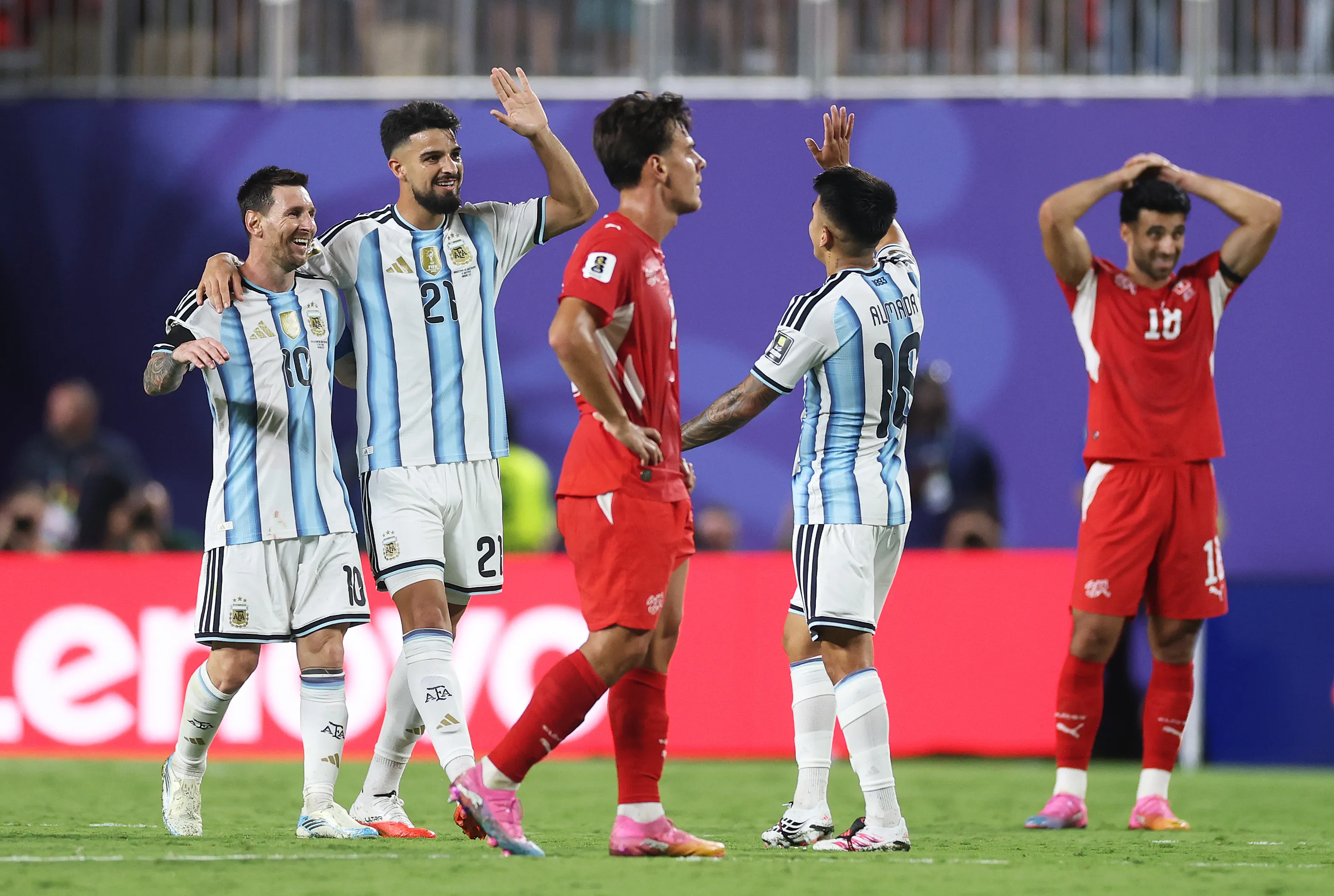 Thiago Almada festeja vs Suiza con José López y Lionel Messi. (Lars Baron/Getty Images).
