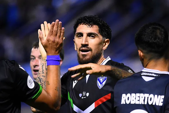 Diego Valdés celebra uno de los dos goles que anotó en Vélez. (Julian Martinez/NurPhoto via Getty Images).