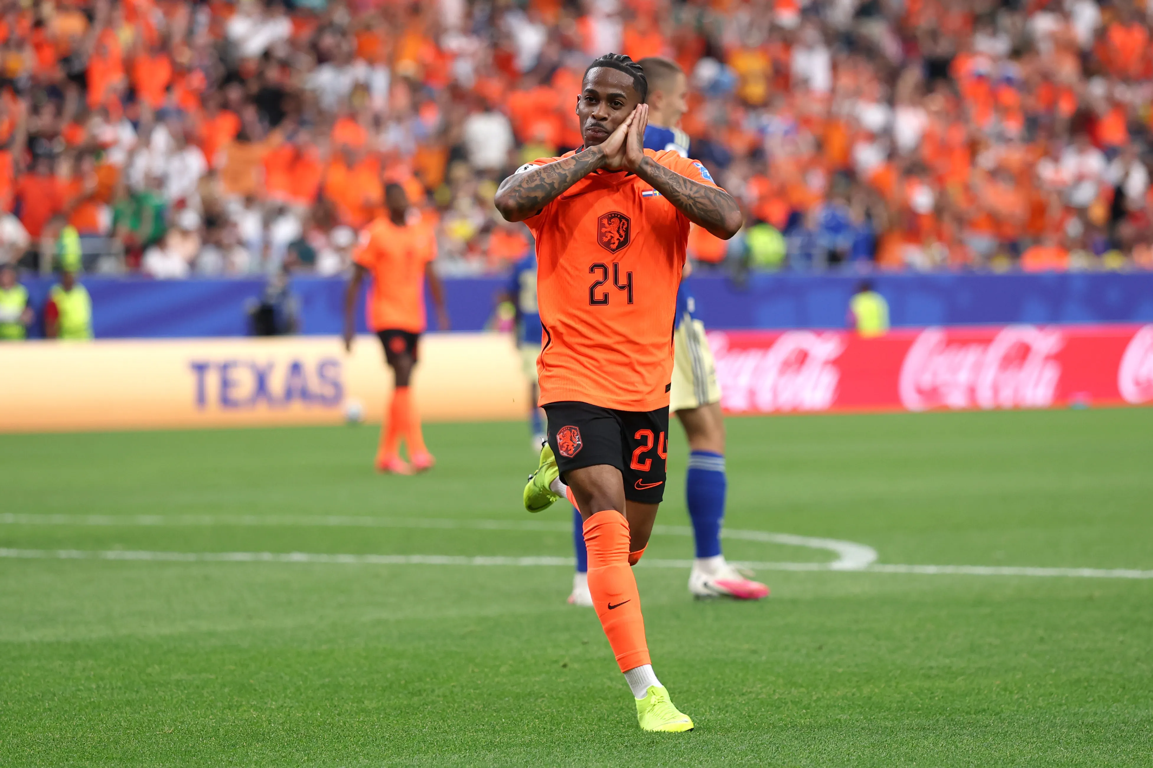 Así celebró Crysencio Summerville su gol ante Suecia. (Lars Baron/Getty Images).