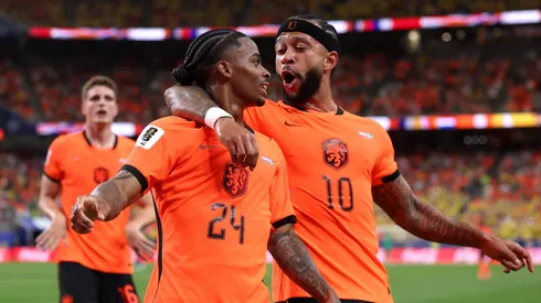 Crysencio Summerville festeja junto a Memphis Depay en Países Bajos.