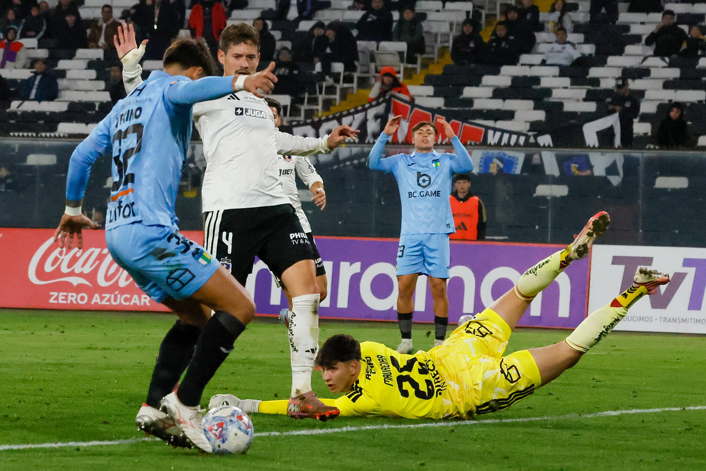 Thiago Vecino se encontró con esta pelota y anotó el 2-2 parcial ante Colo Colo, aunque después Felipe Raipán decidió el partido para los albos. (Andrés Piña/Photosport).