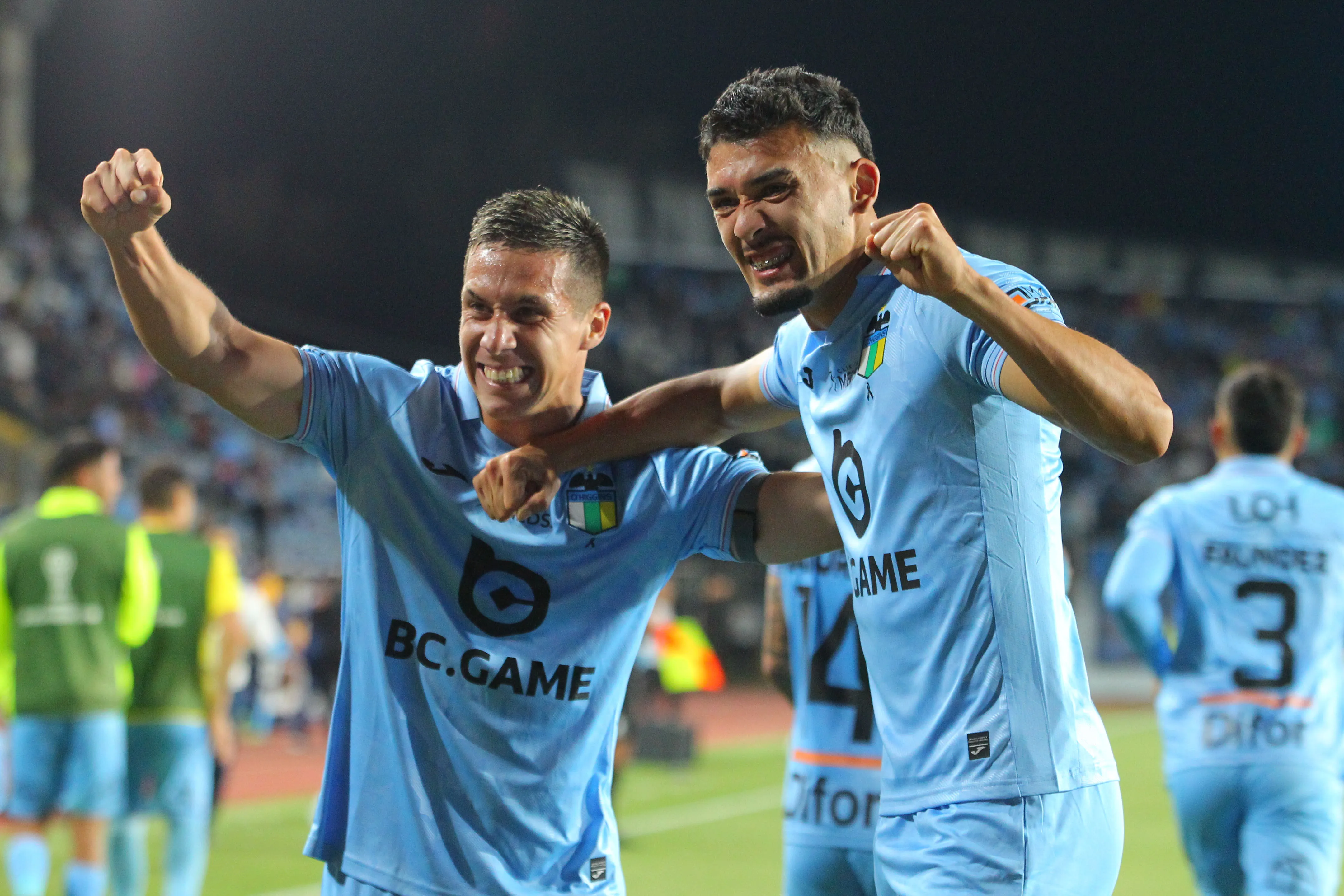 Francisco González y Arnaldo Castillo celebran un gol de O’Higgins vs Millonarios de Colombia. (Jorge Loyola/Photosport).