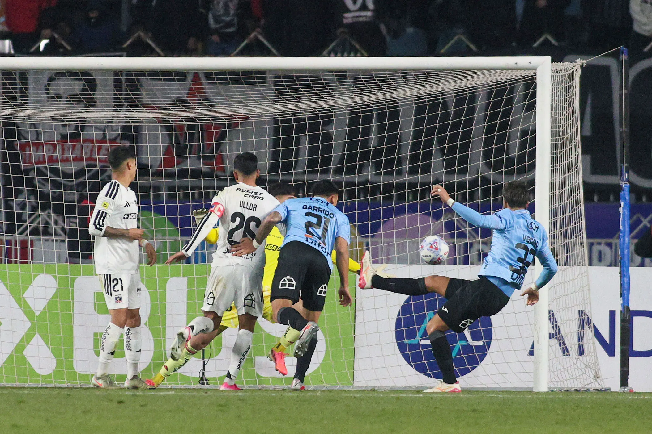 Otro gol de Thiago Vecino a Colo Colo. (Jorge Loyola/Photosport).