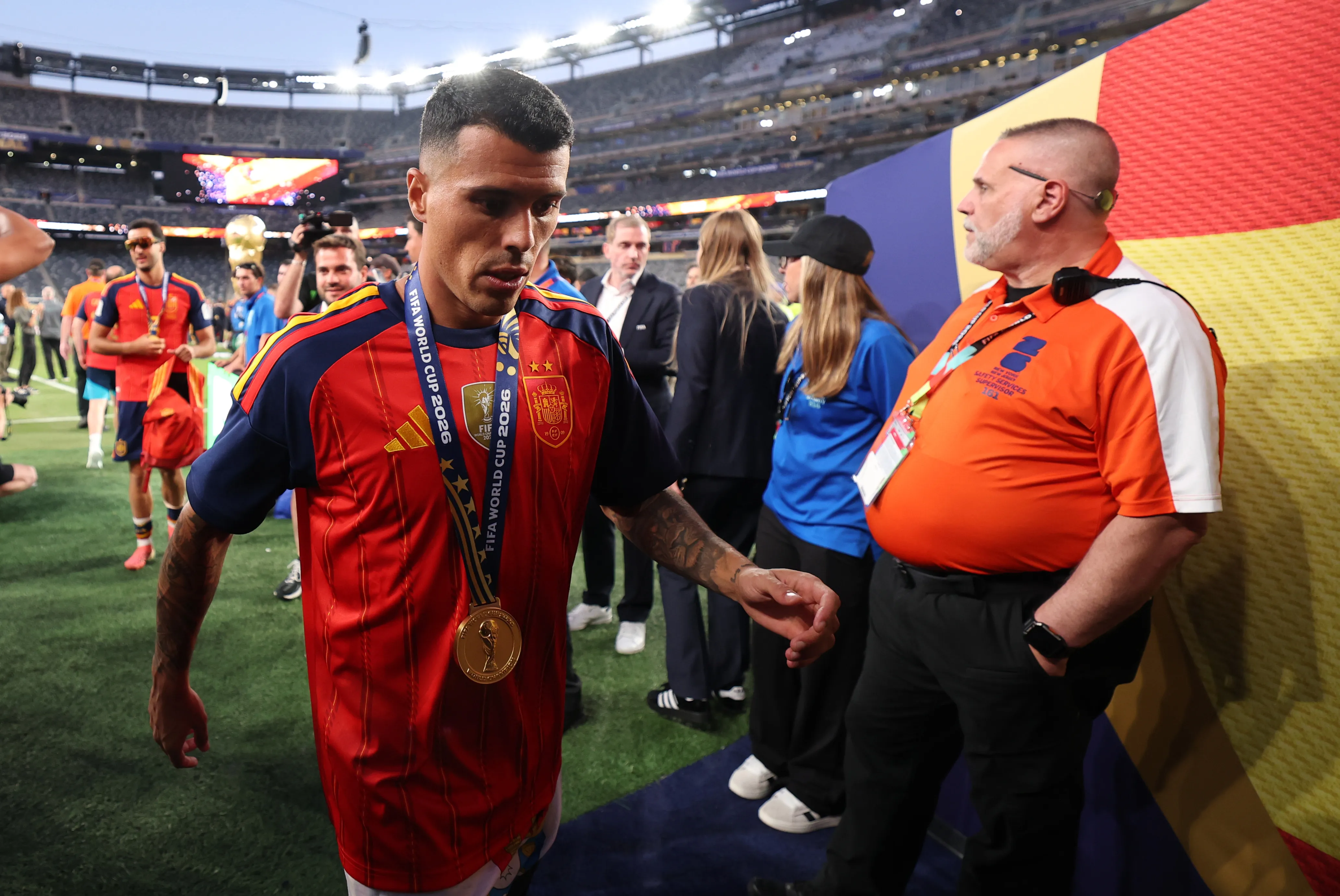 Pedro Porro con la medalla de campeón