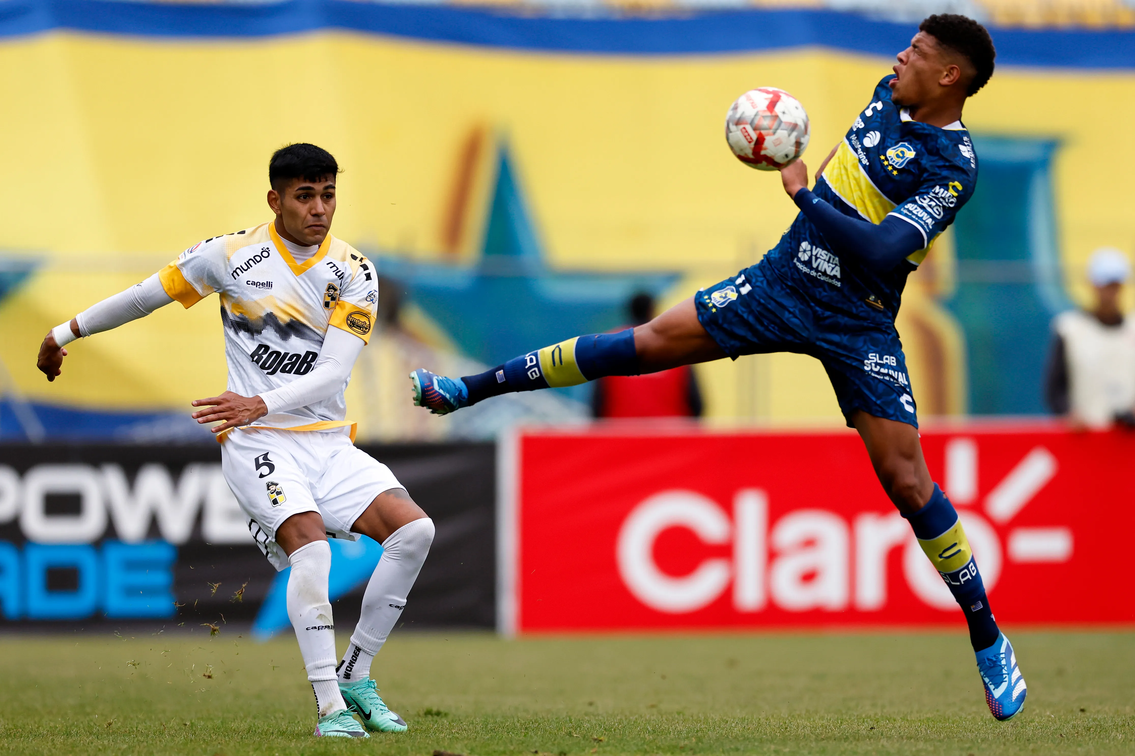 Bruno Betancor presiona la salida de Dylan Escobar en Coquimbo Unido. (Andres Pina/Photosport).