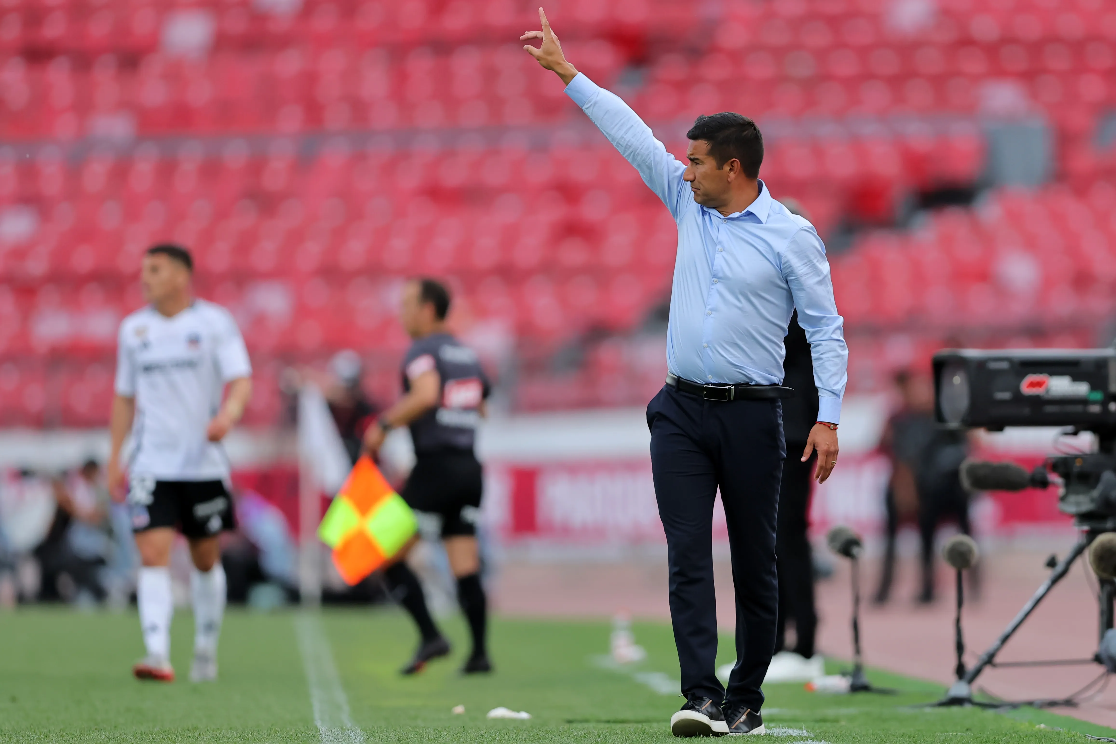 Víctor Rivero da indicaciones en el duelo vs Colo Colo que Limache empató 2-2 en el Nacional durante 2025. (Javier Torres/Photosport).